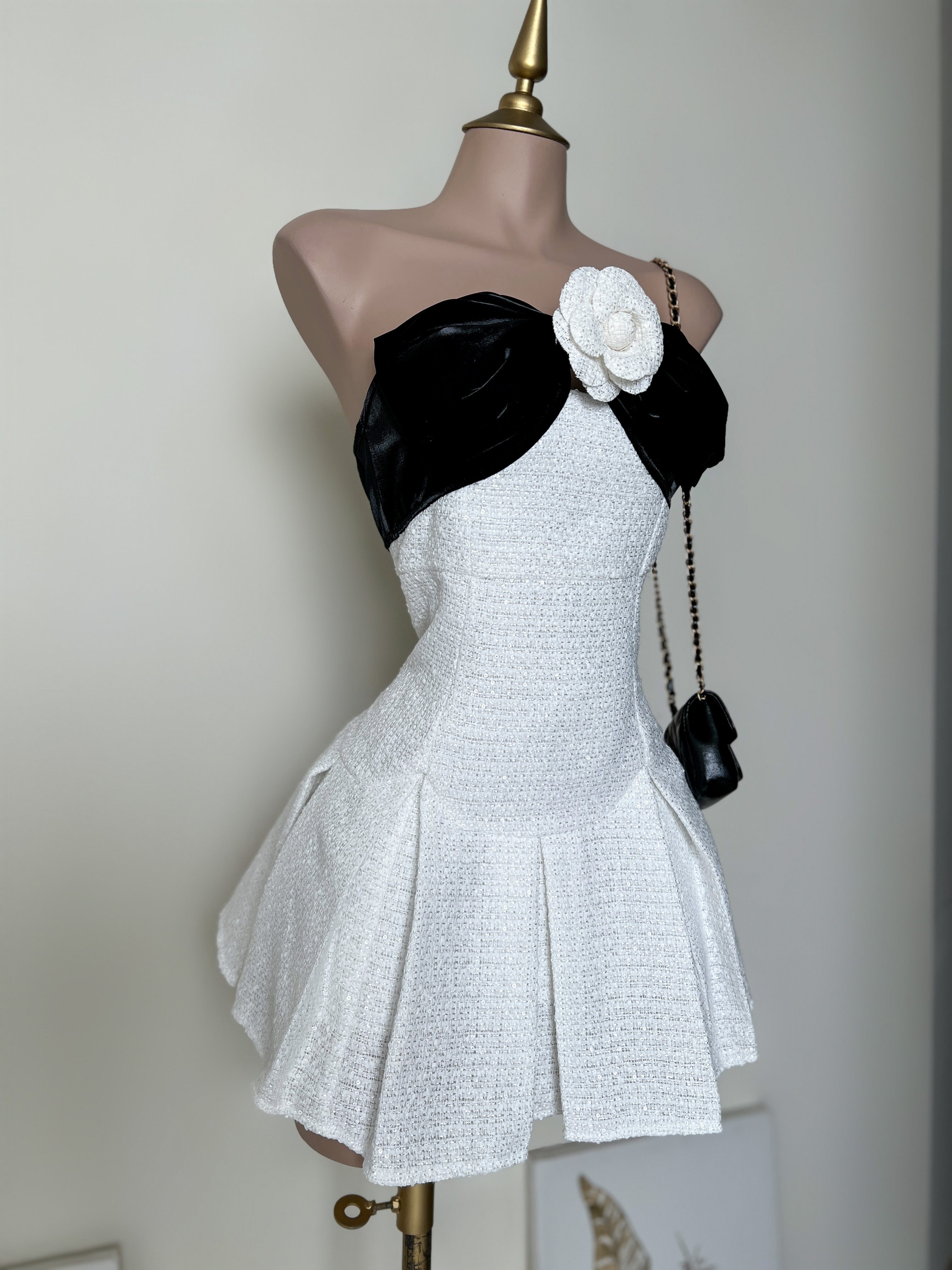 VESTIDO CORTO CON PRENDEDOR