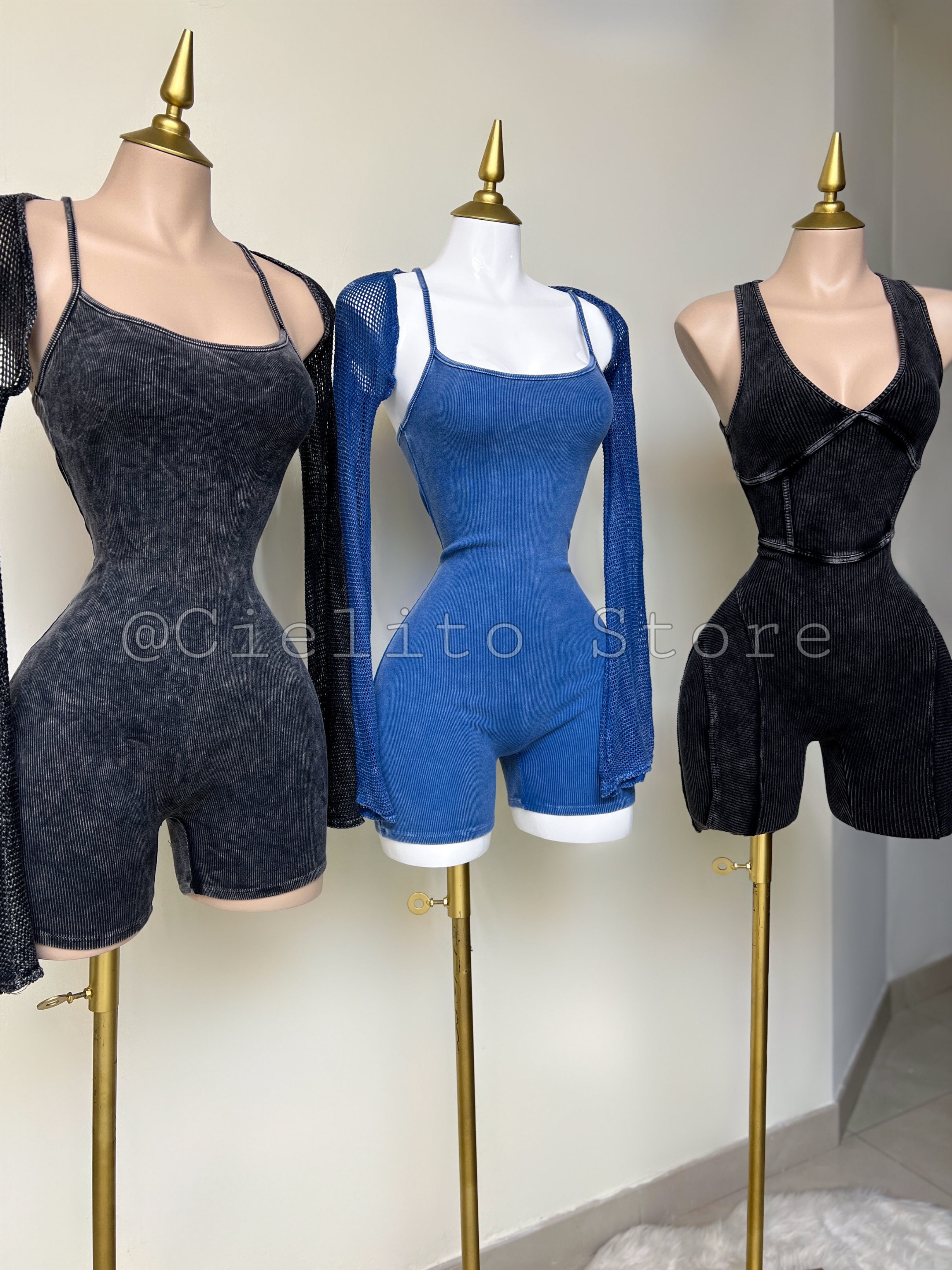 MONO CORTO AZUL CON MANGAS DE RED