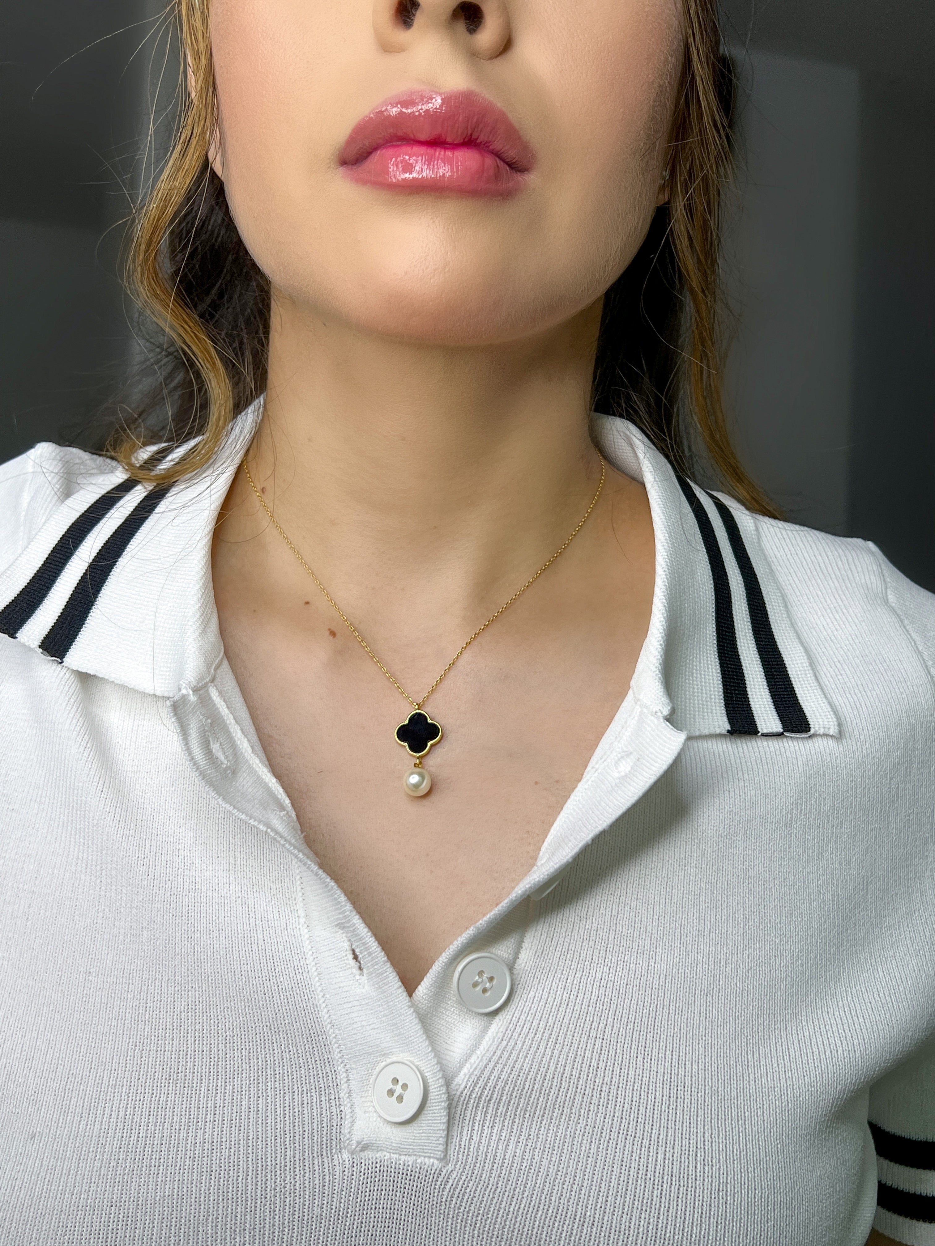 COLLAR TRÉBOL NEGRO CON PERLA