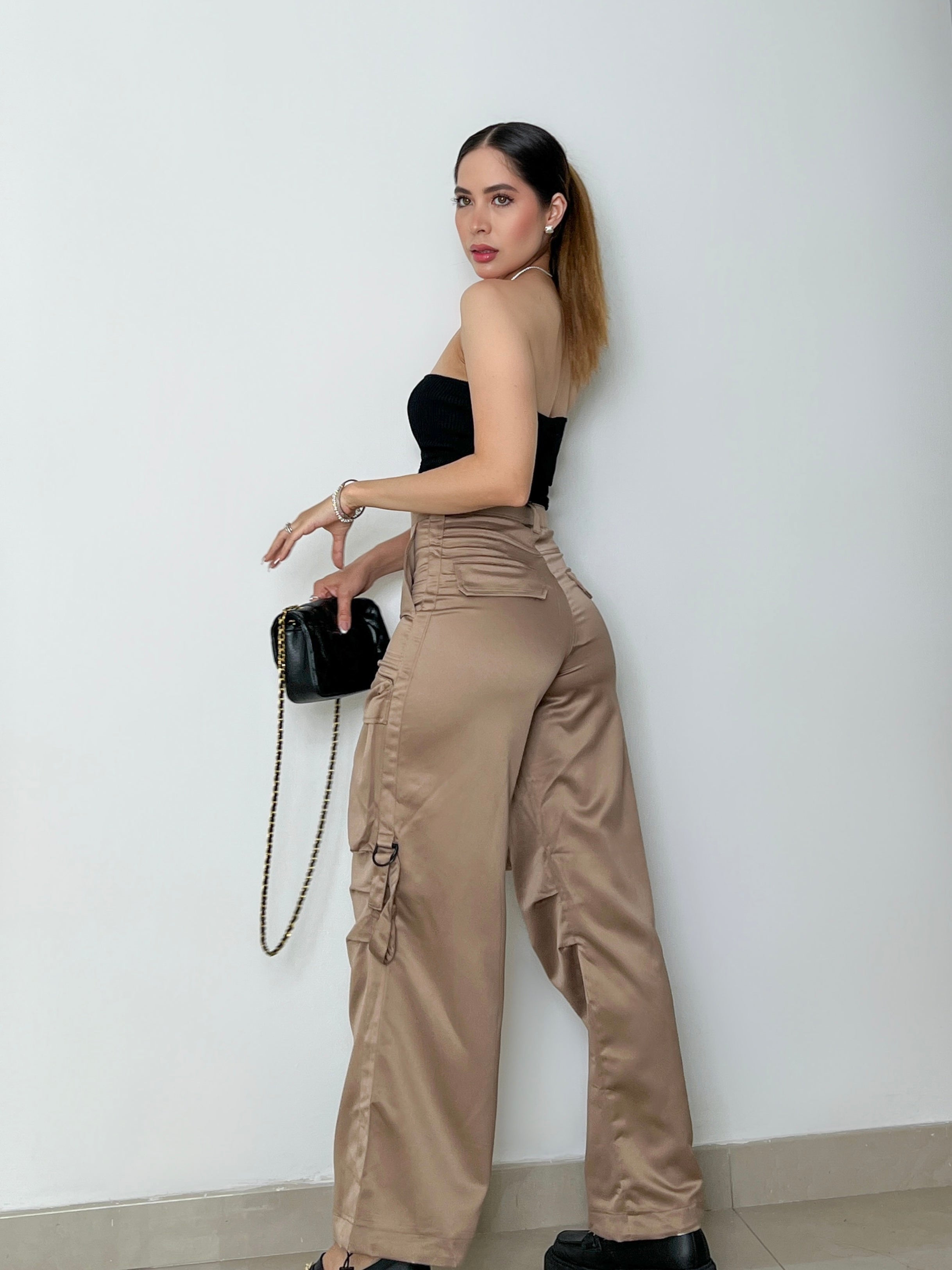 PANTALÓN CARGO SATINADO TIRO ALTO