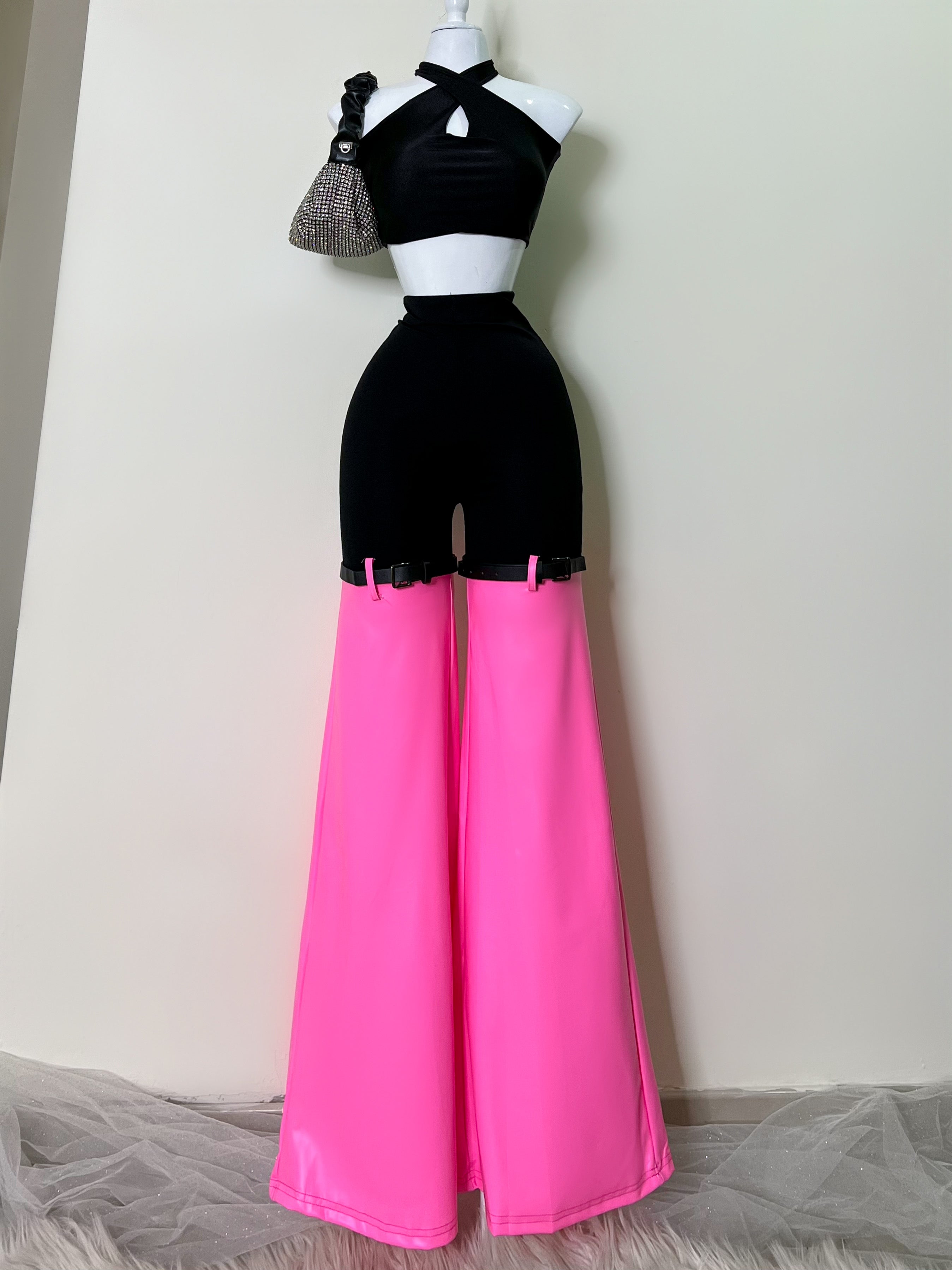 PANTALÓN NEGRO CON VINIPIEL ROSA