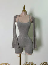 MONO CORTO GRIS CON MANGAS DE RED