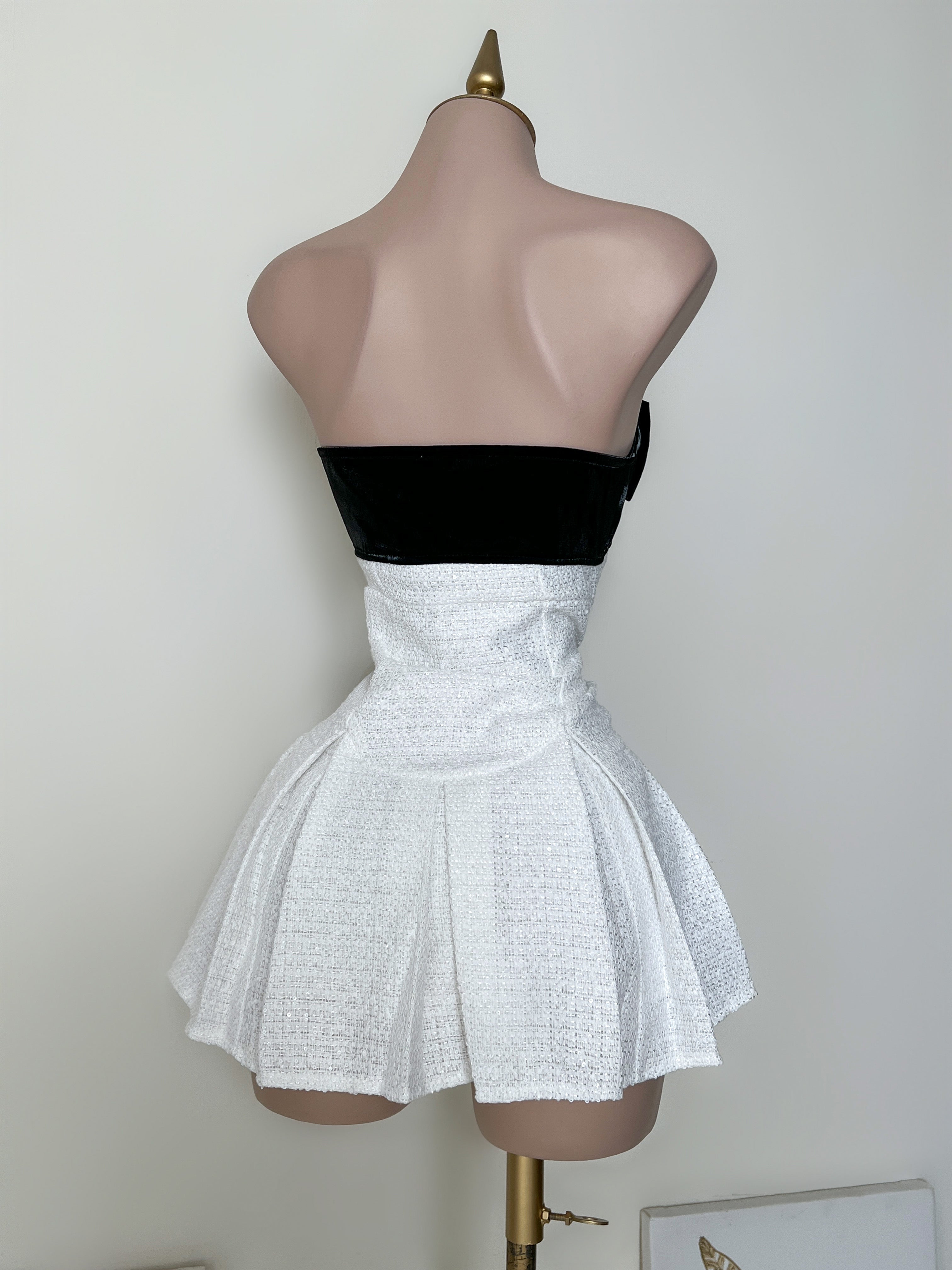 VESTIDO CORTO CON PRENDEDOR