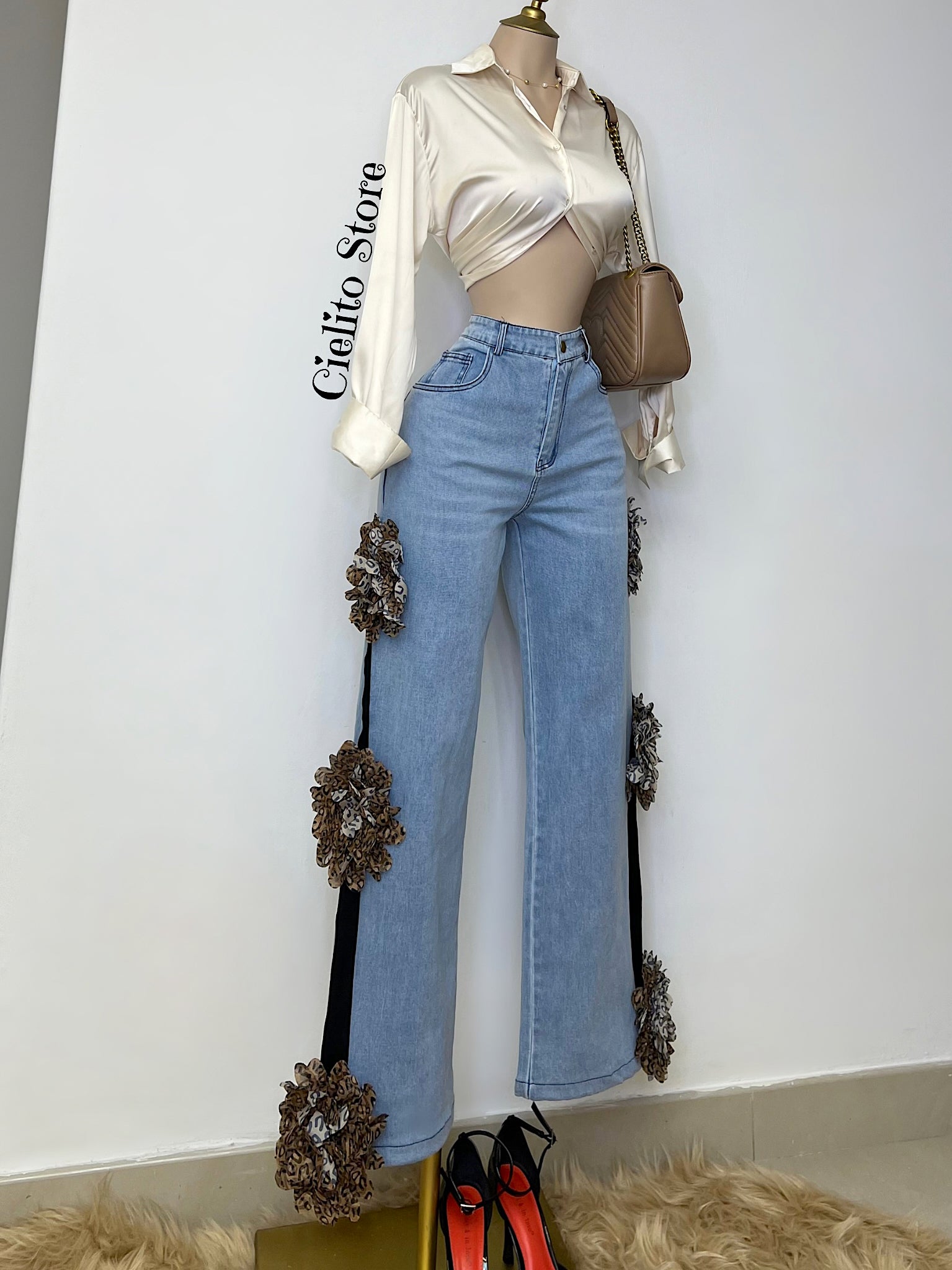PANTALÓN DENIM CON PRENDEDOR DE FLOR