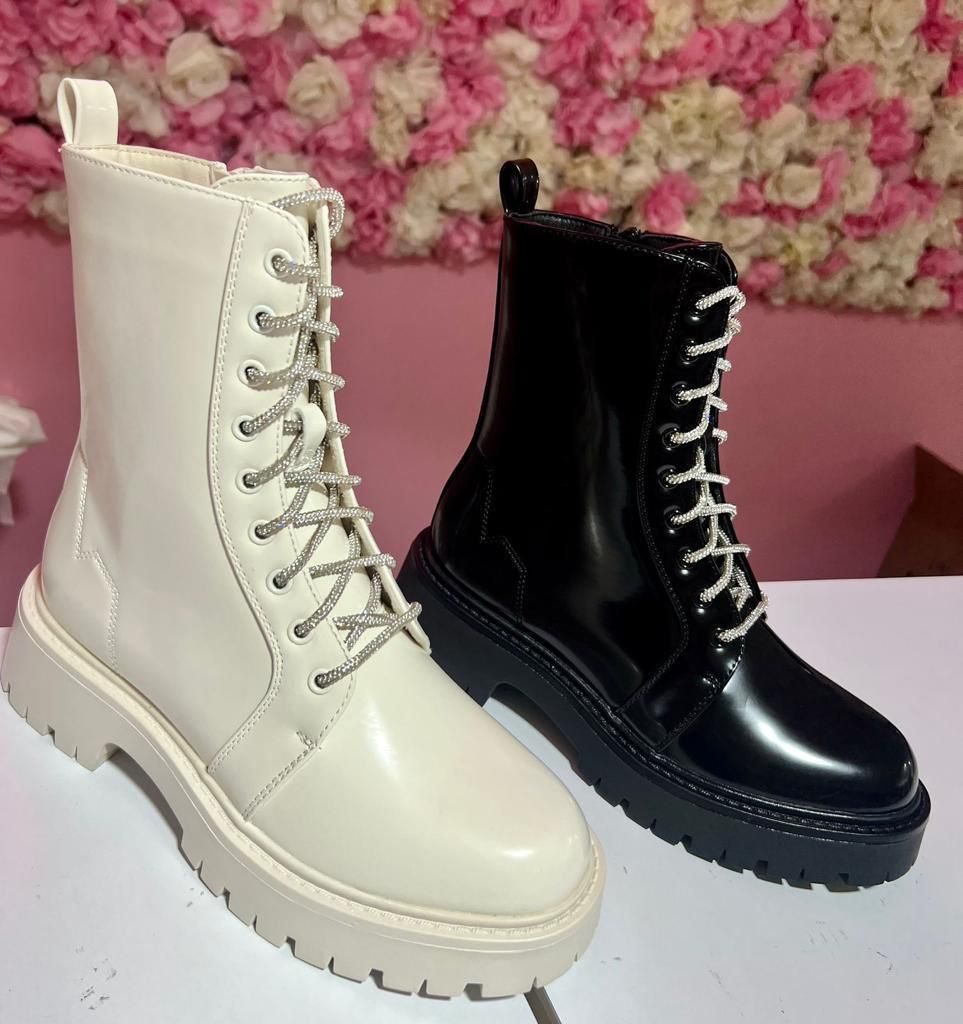 BOTAS NEGRAS CON CORDÓN
