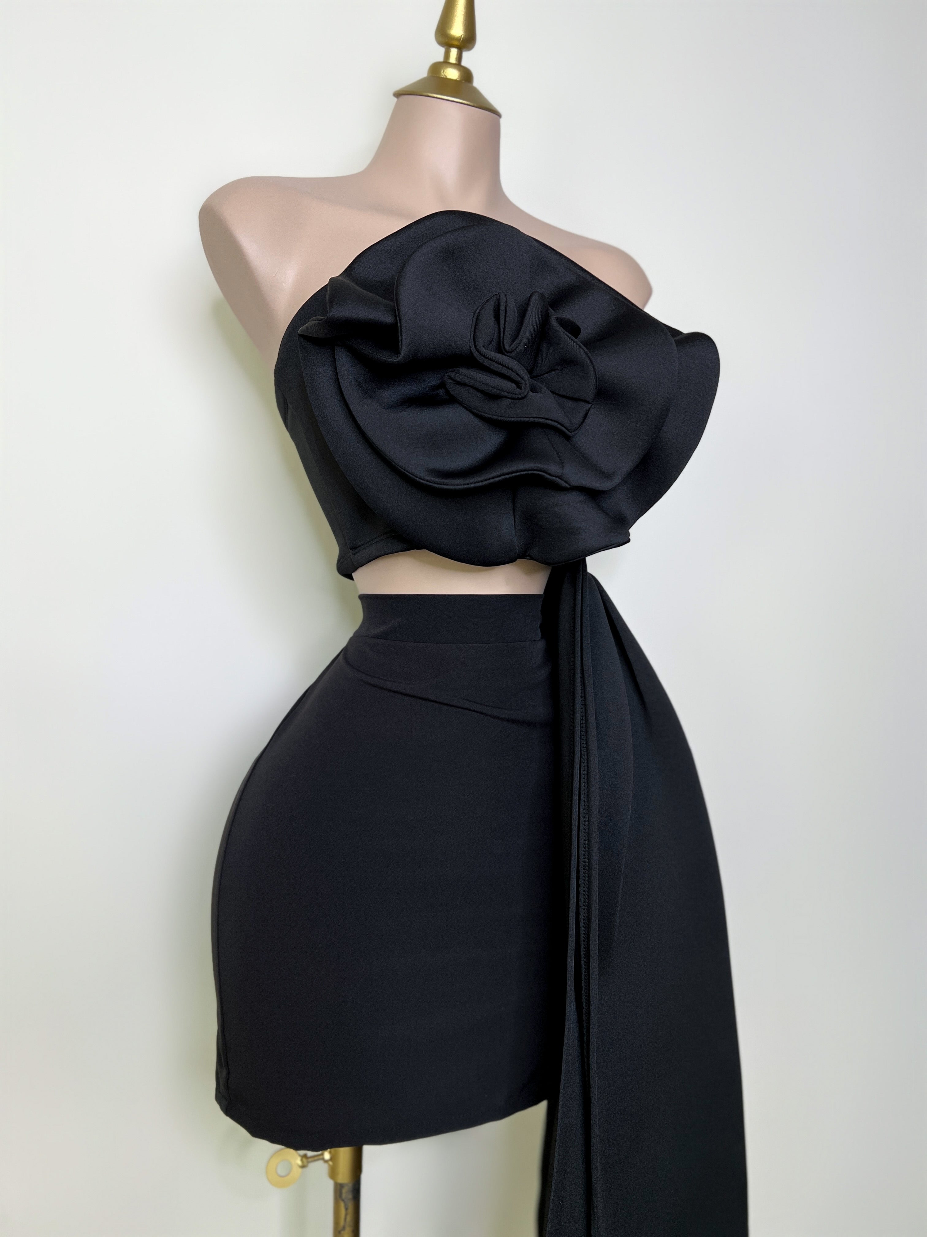 FALDA NEGRA CORTA CON ABERTURA