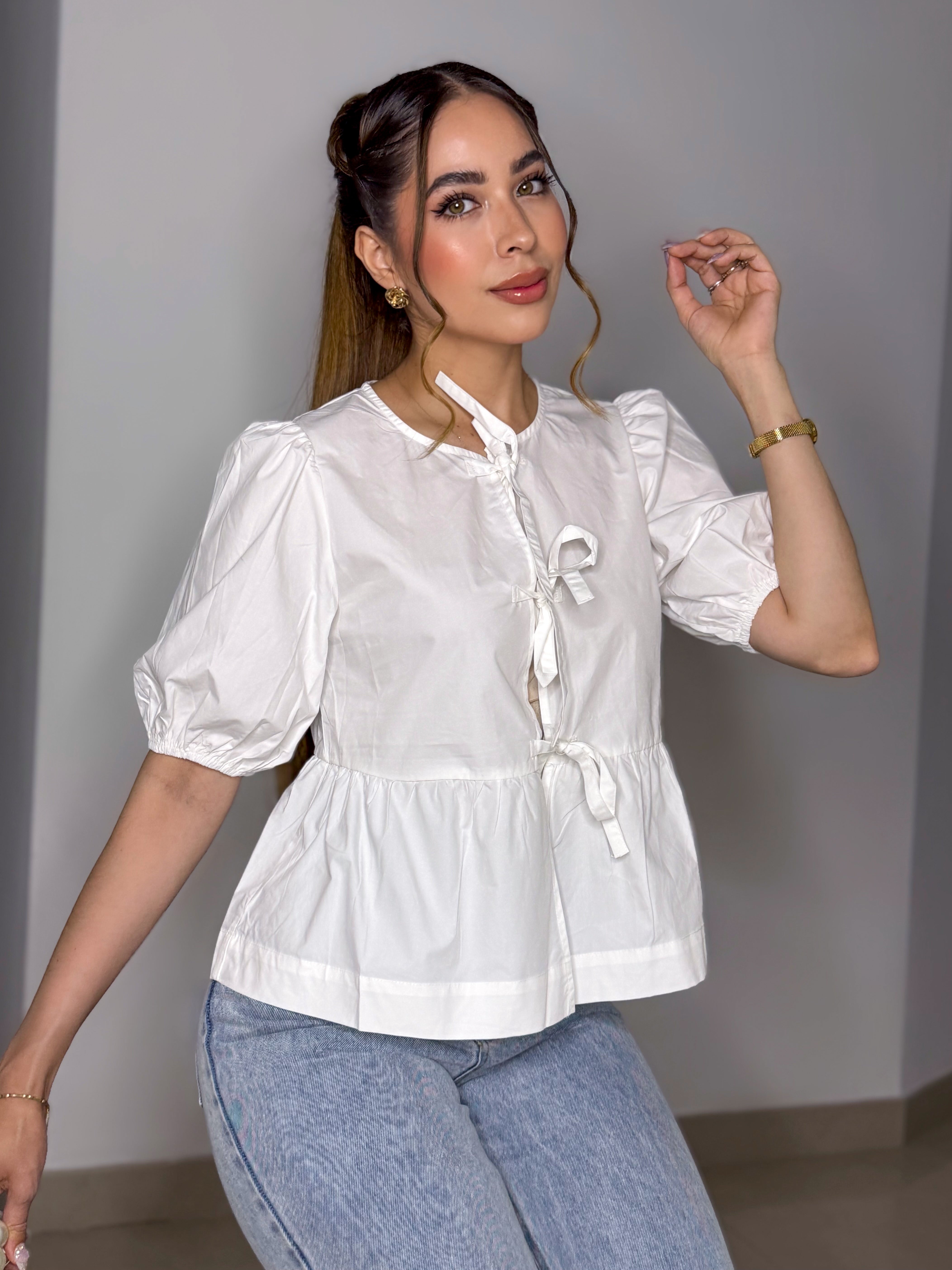 BLUSA BLANCA CON LISTONES