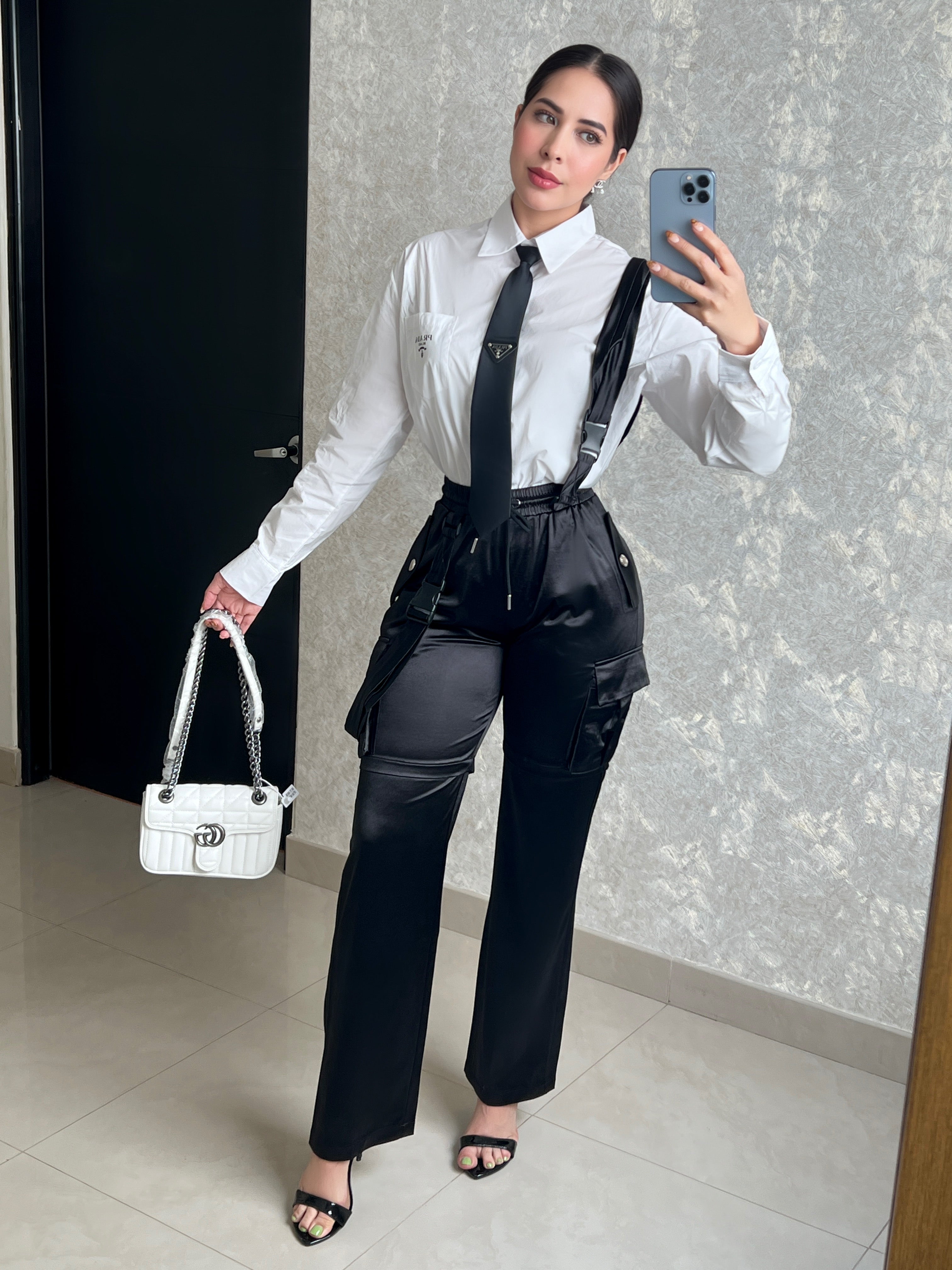 PANTALÓN NEGRO SATINADO CON TIRANTES