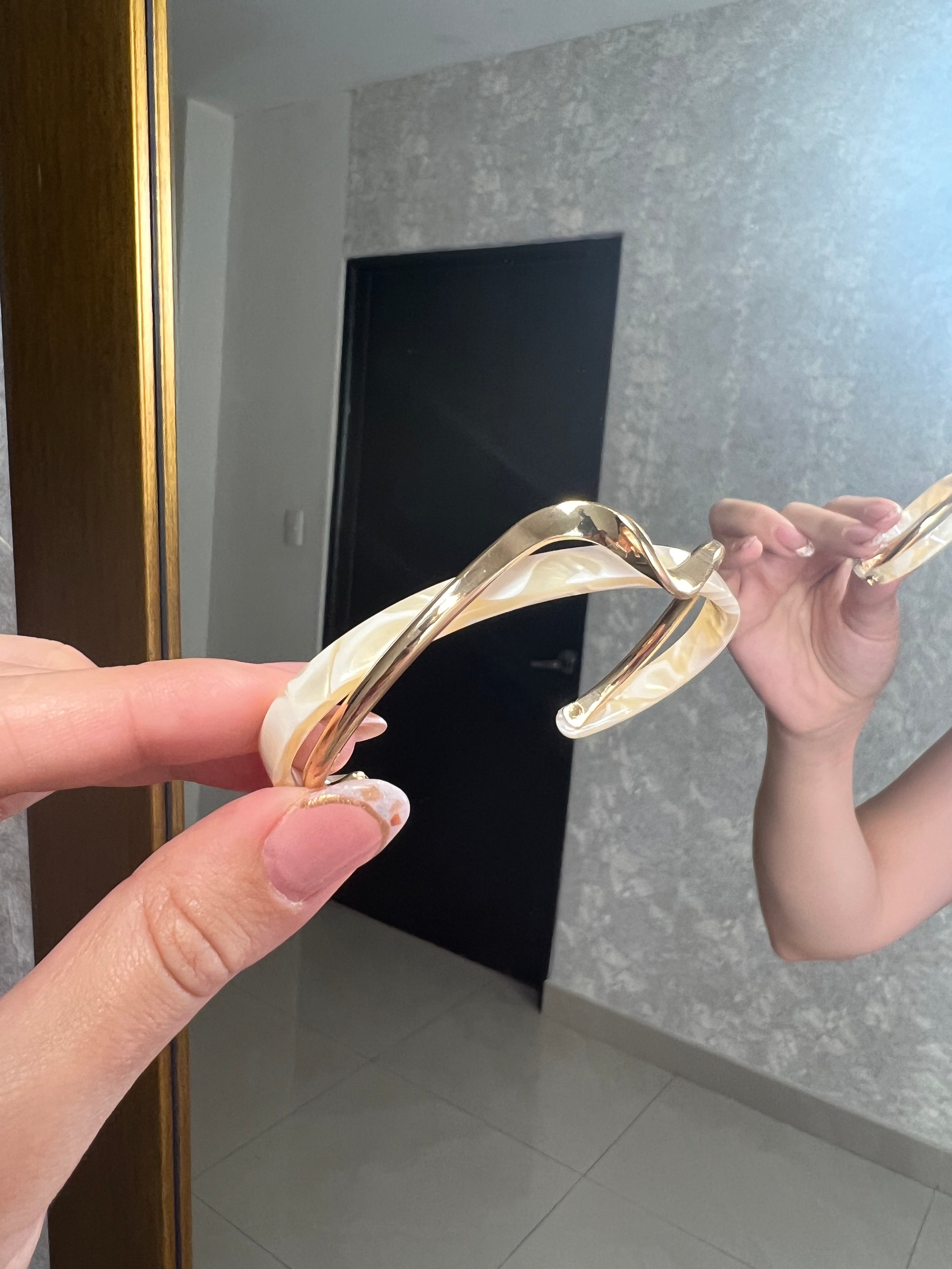 BRAZALETE DORADO CON CURVA