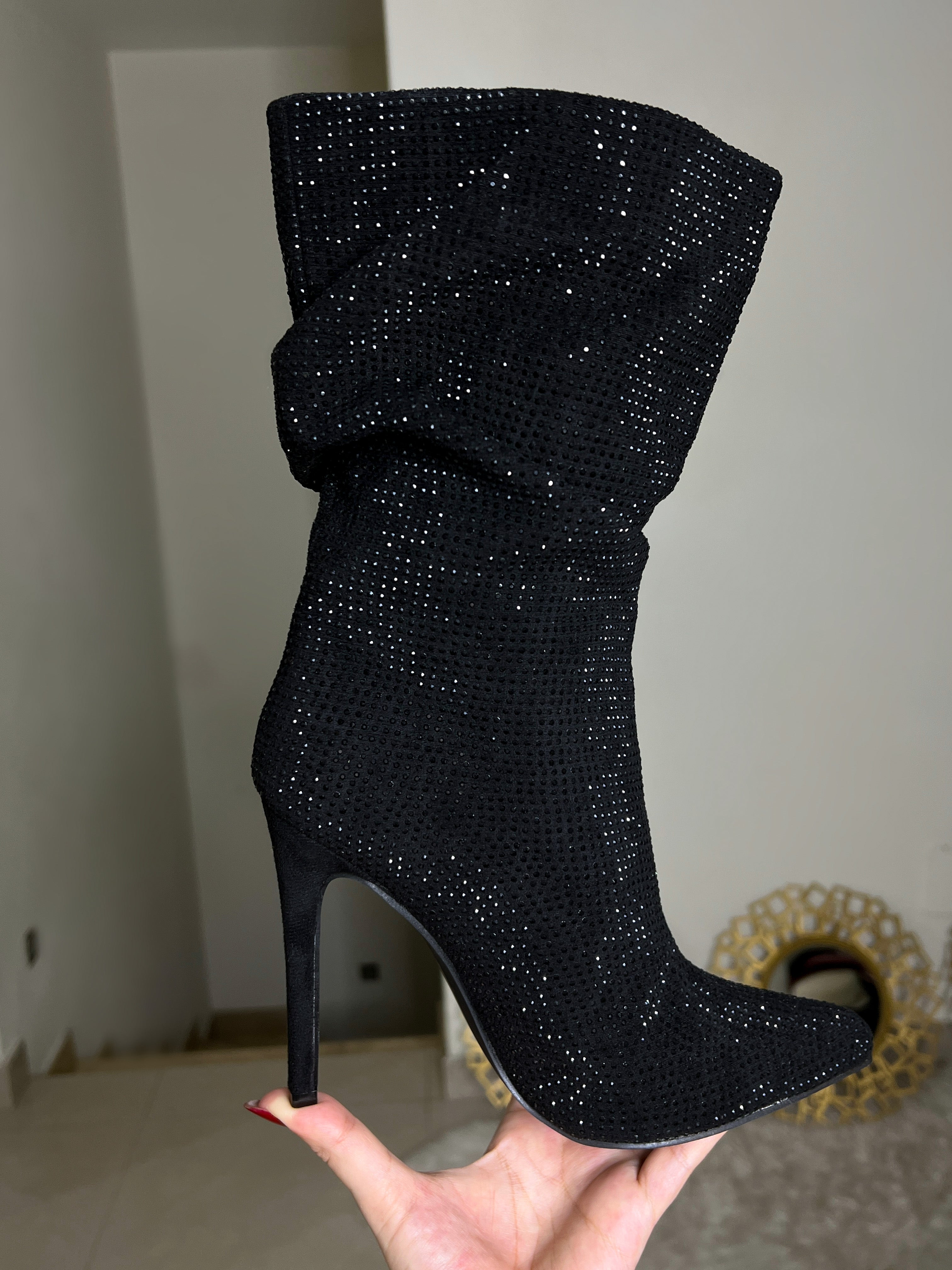 BOTAS NEGRAS CON PEDRERÍA BRILLANTE