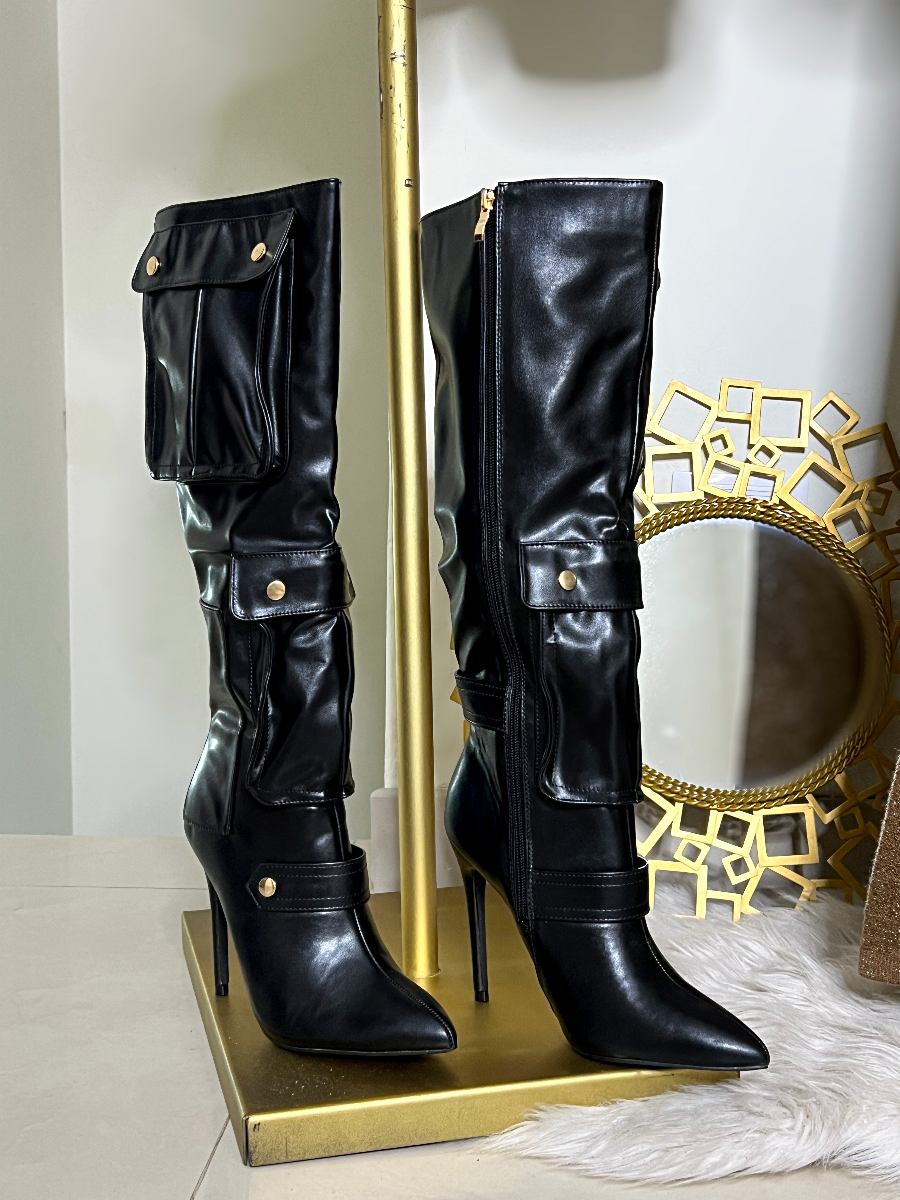 BOTAS NEGRAS CON BOLSAS