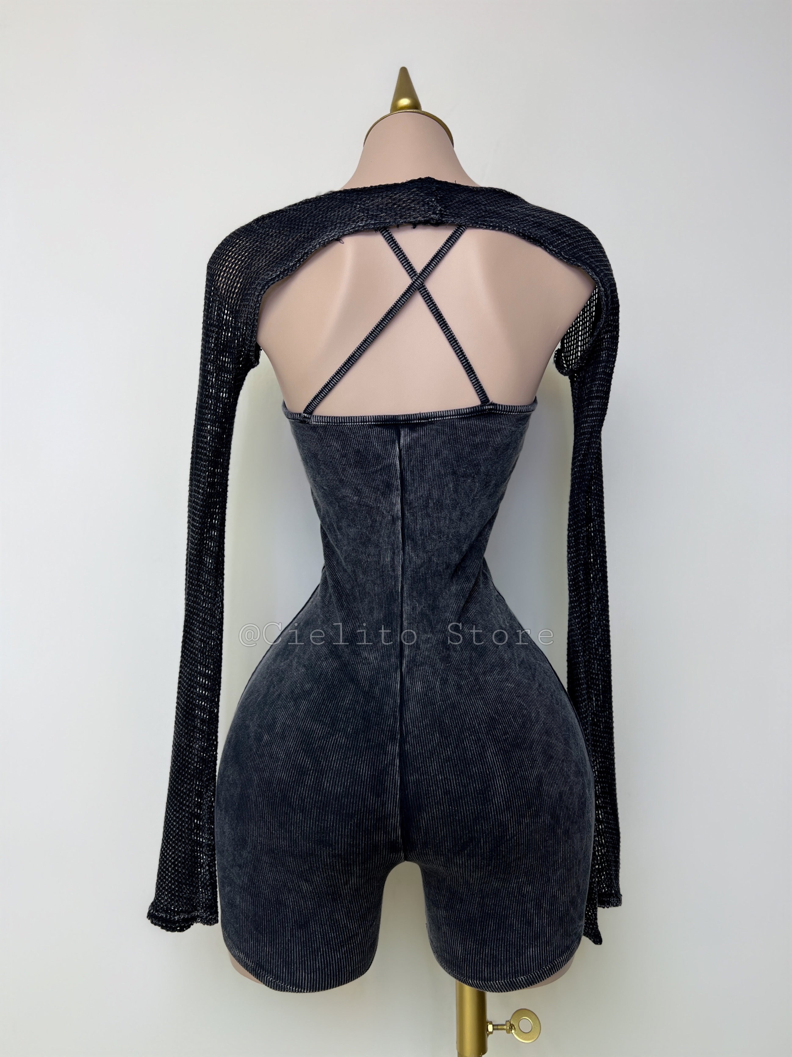 MONO CORTO NEGRO CON MANGAS DE RED