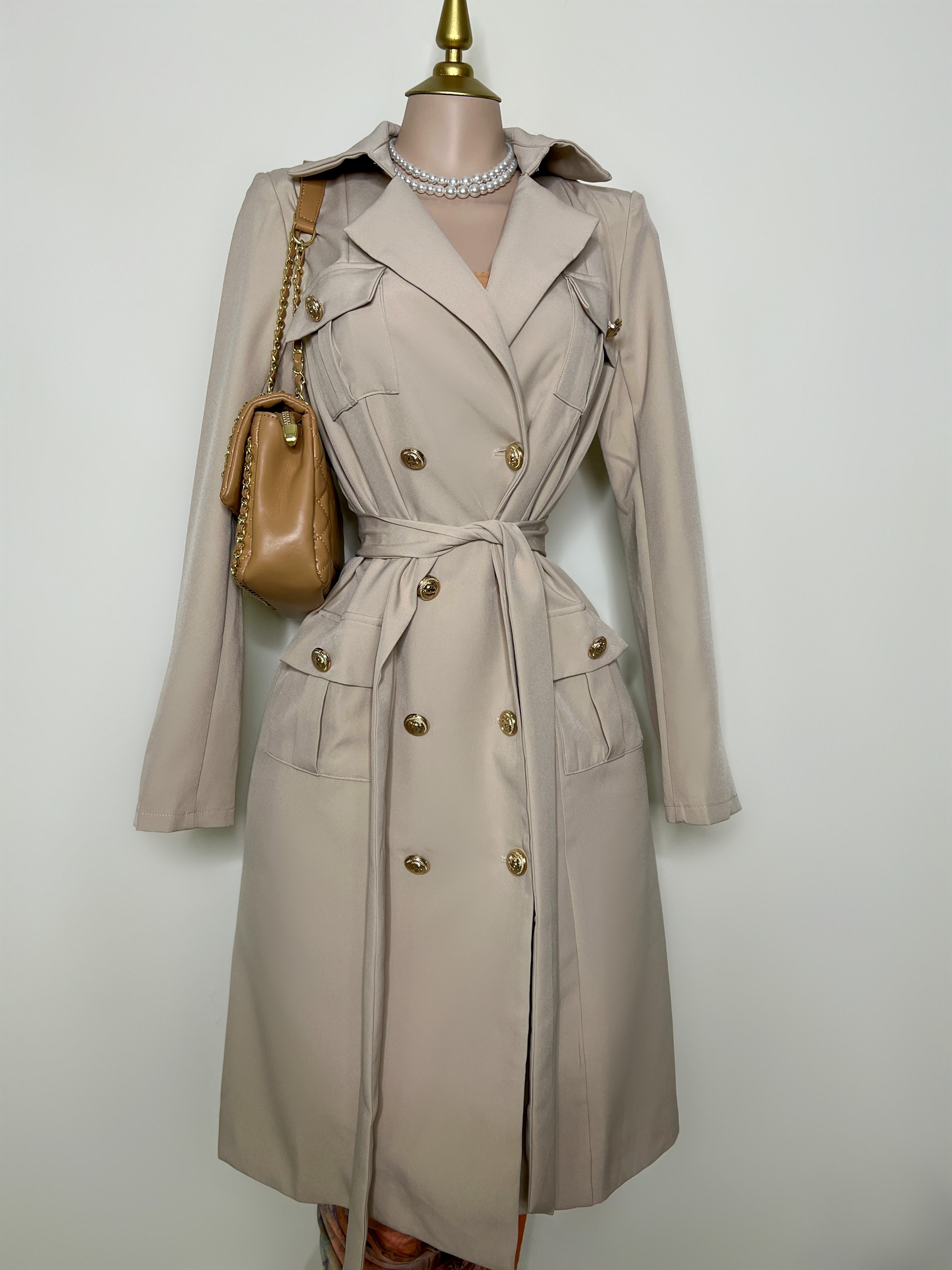 GABARDINA BEIGE CON BOTÓN