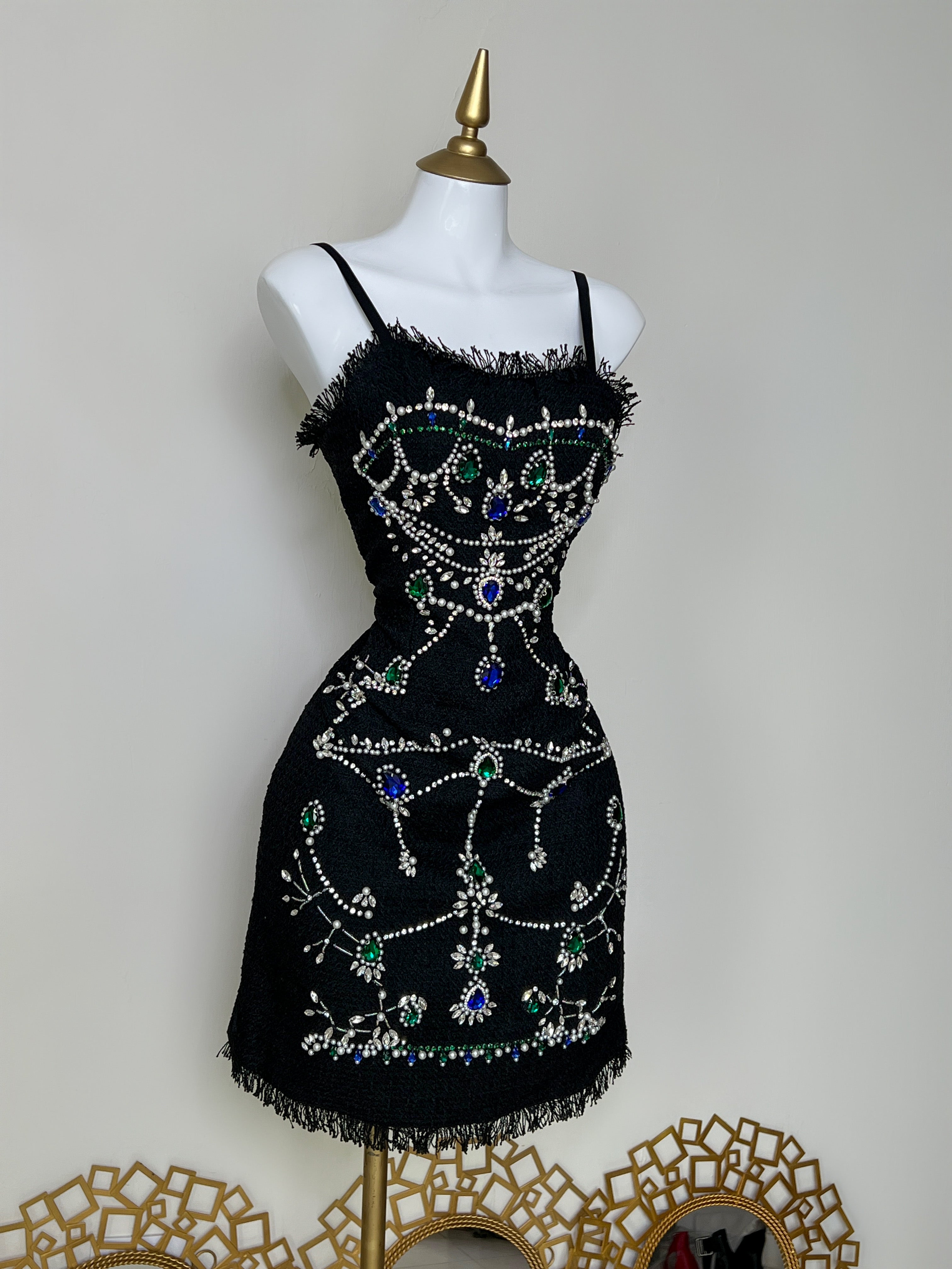 VESTIDO NEGRO CON PEDRERÍA Y PERLA