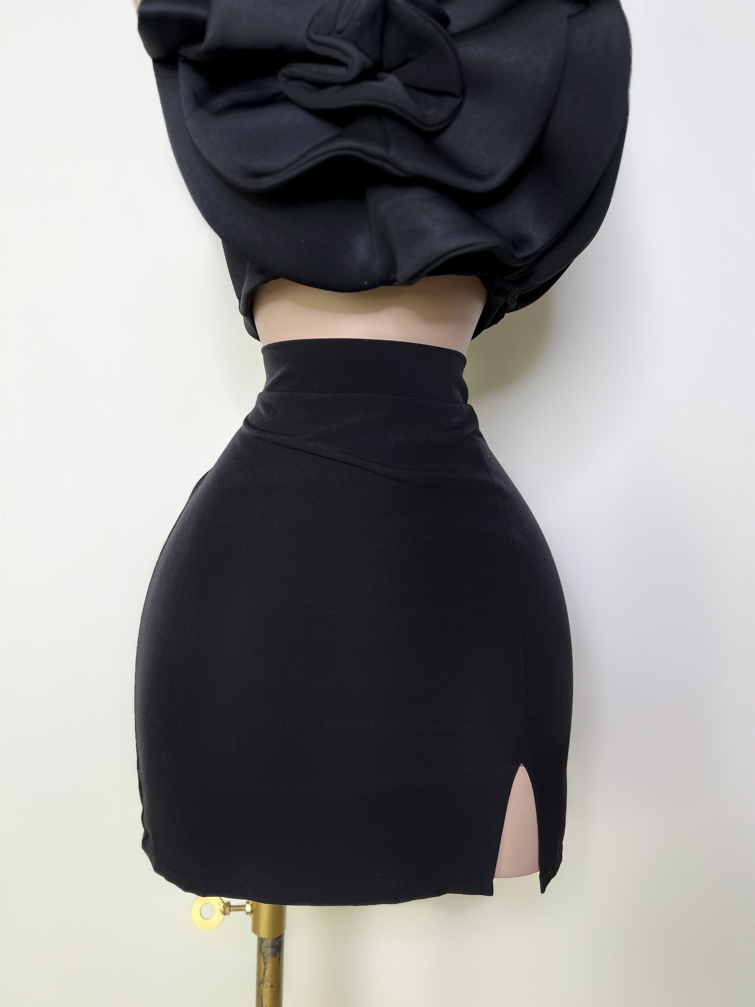 FALDA NEGRA CORTA CON ABERTURA