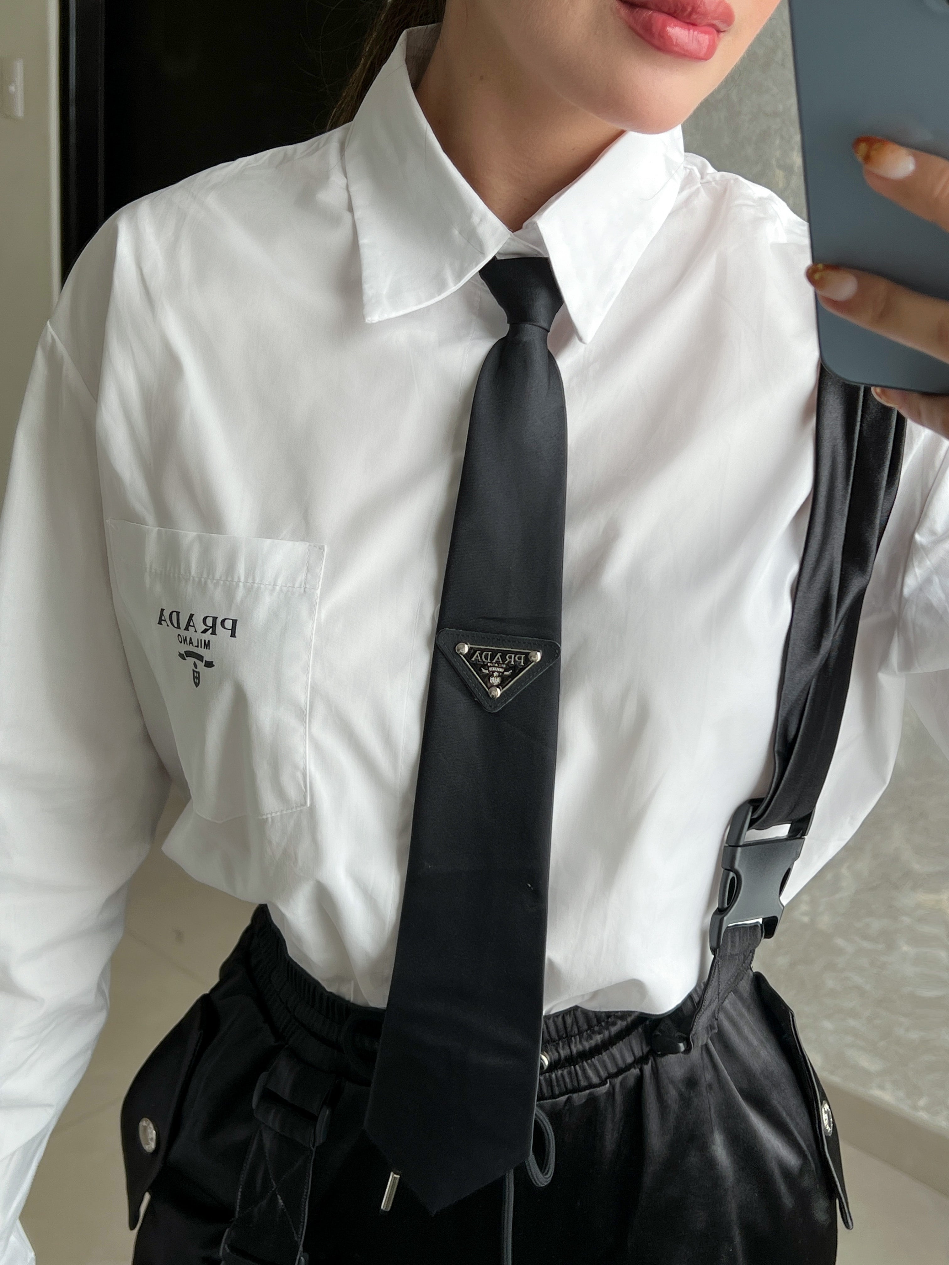 PANTALÓN NEGRO SATINADO CON TIRANTES