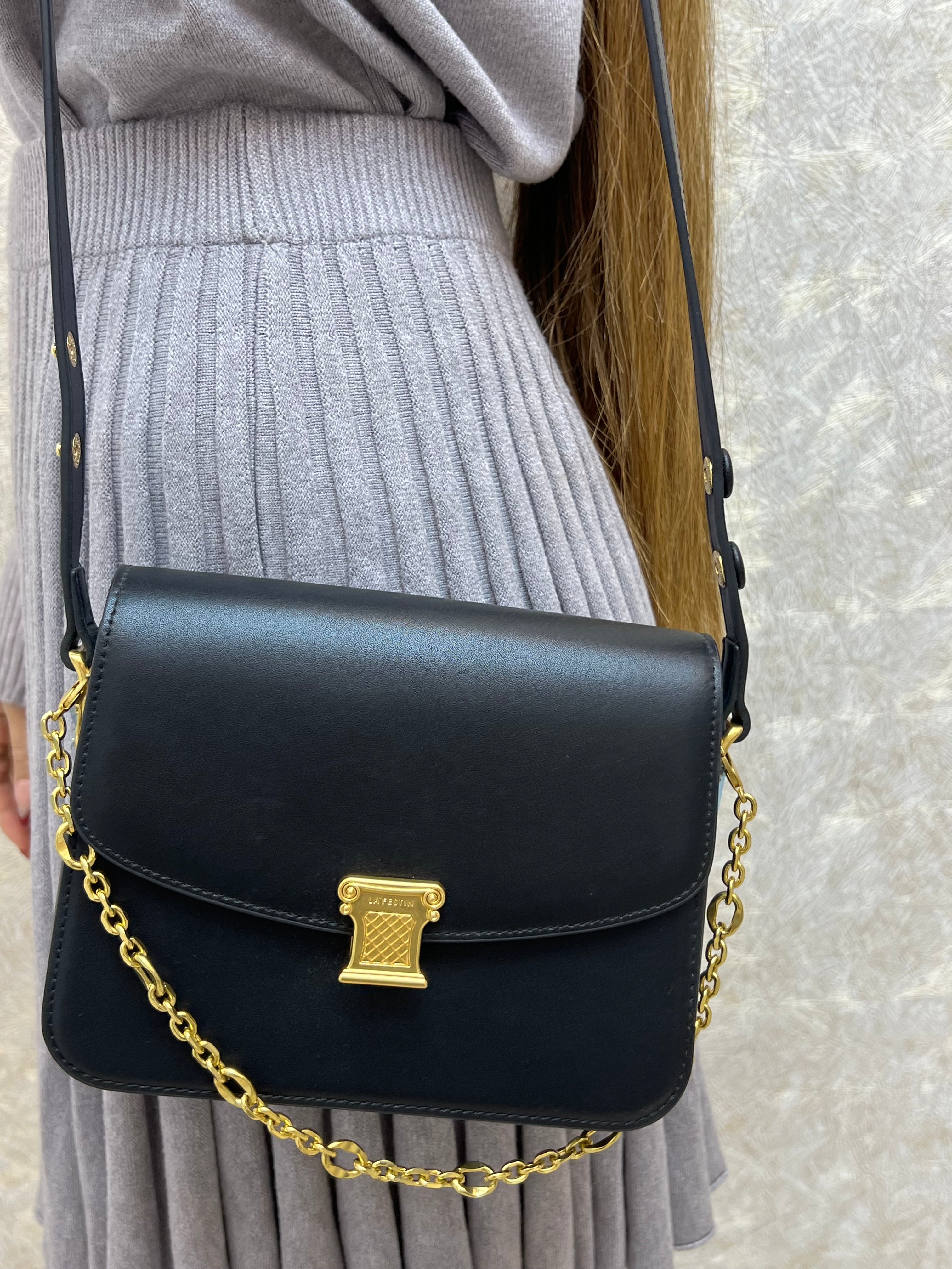 BOLSO CON CORREA NEGRO