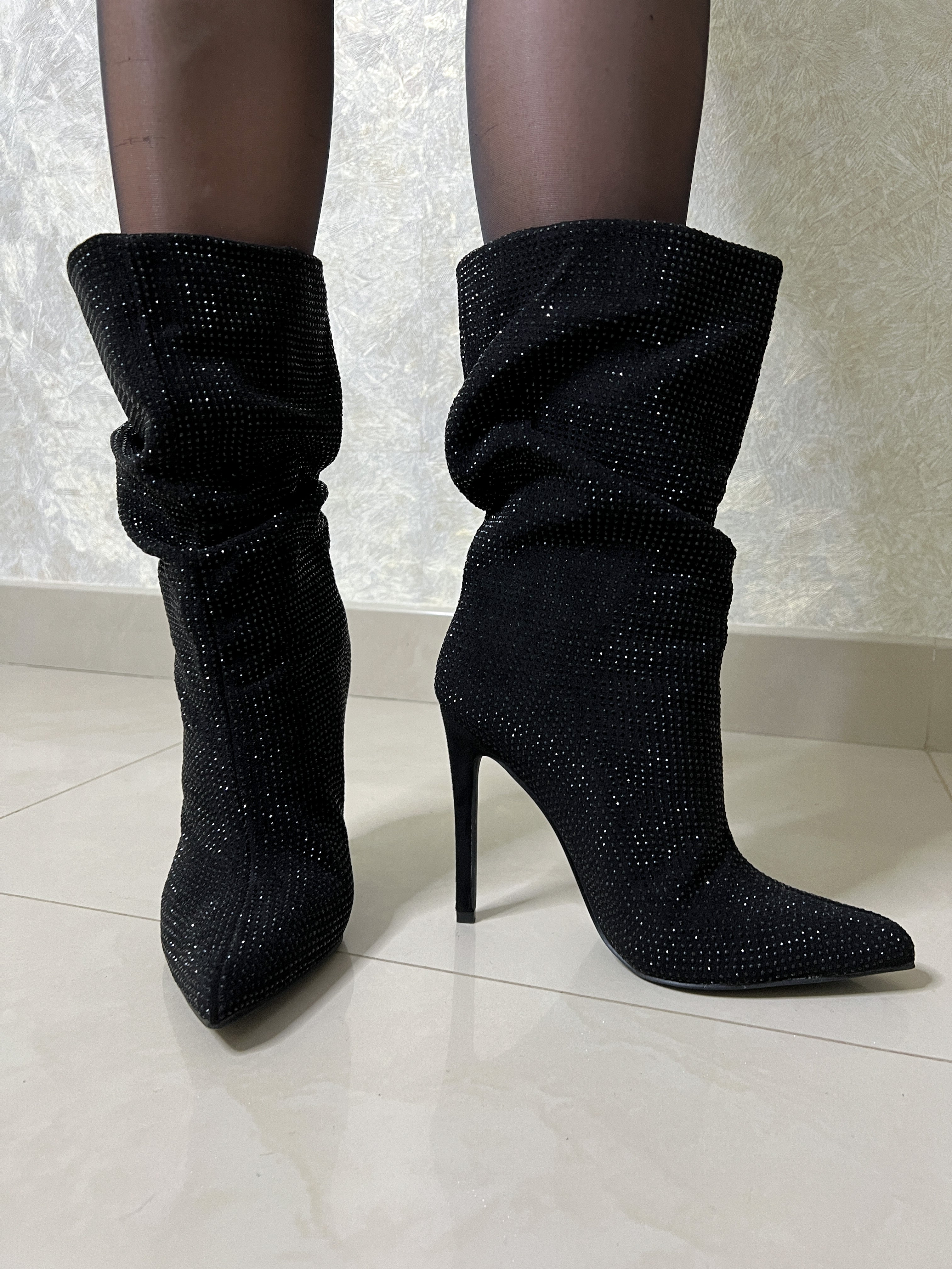 BOTAS NEGRAS CON PEDRERÍA BRILLANTE