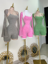 MONO CORTO GRIS CON MANGAS DE RED