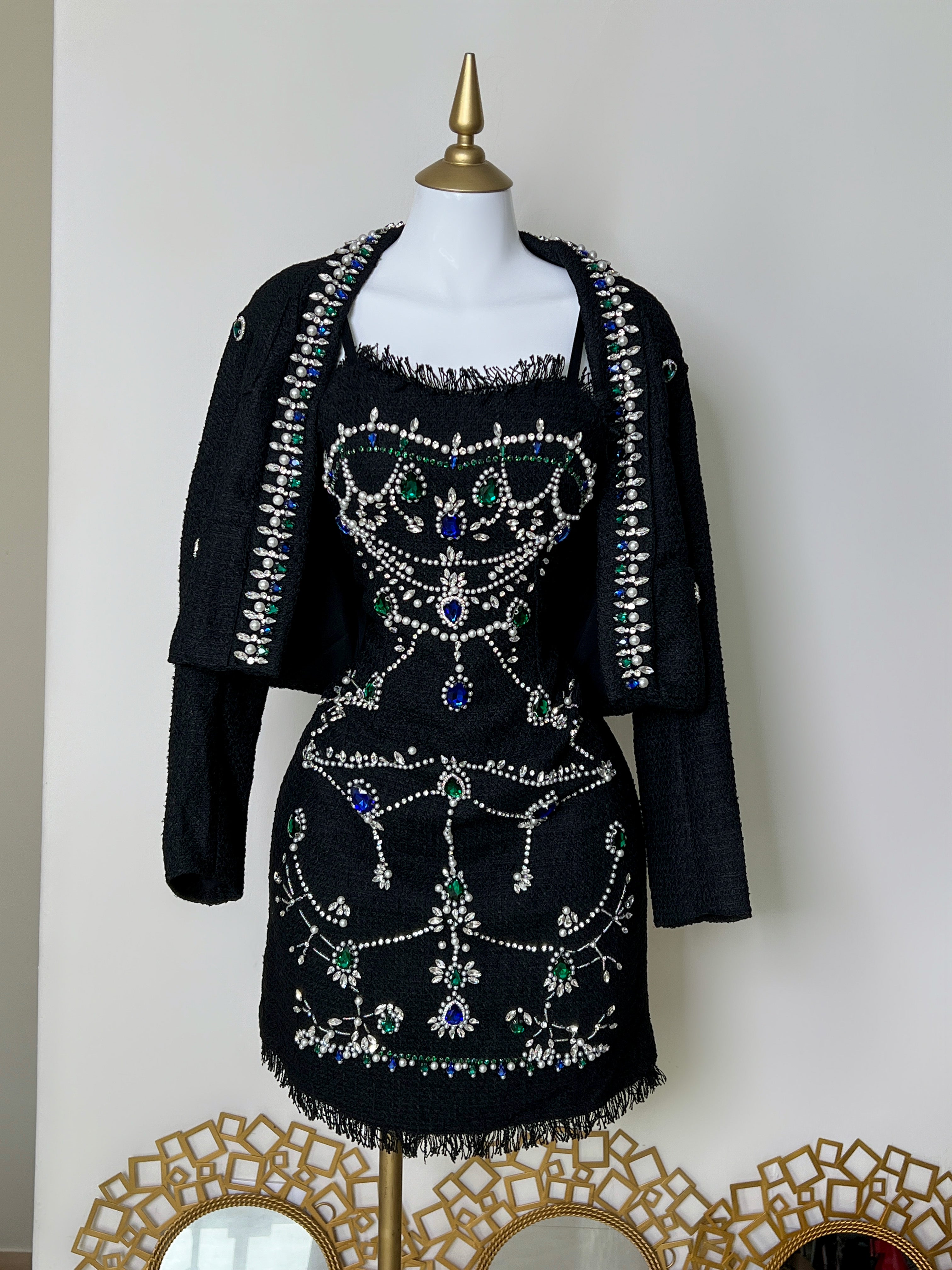 VESTIDO NEGRO CON PEDRERÍA Y PERLA