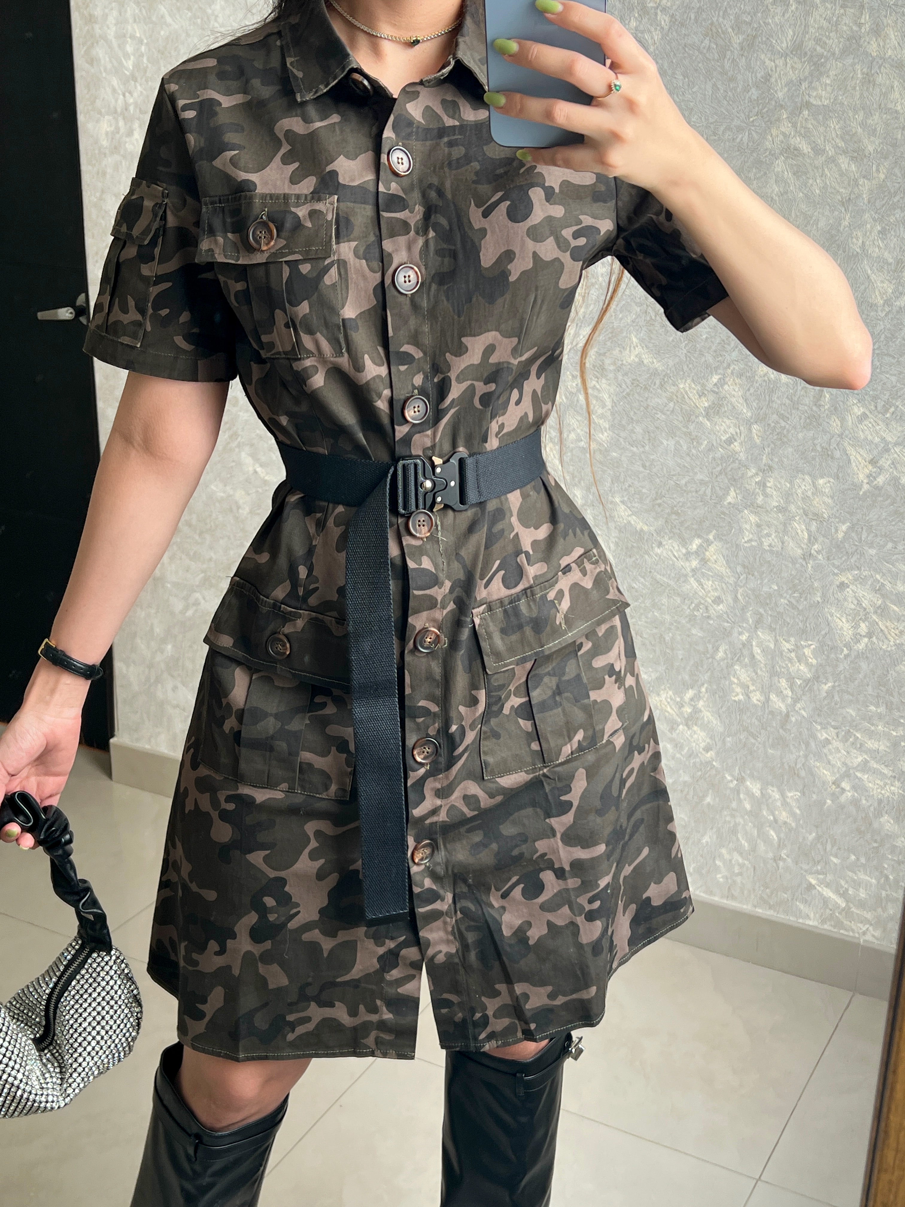 VESTIDO ESTAMPADO MILITAR CON CINTURÓN