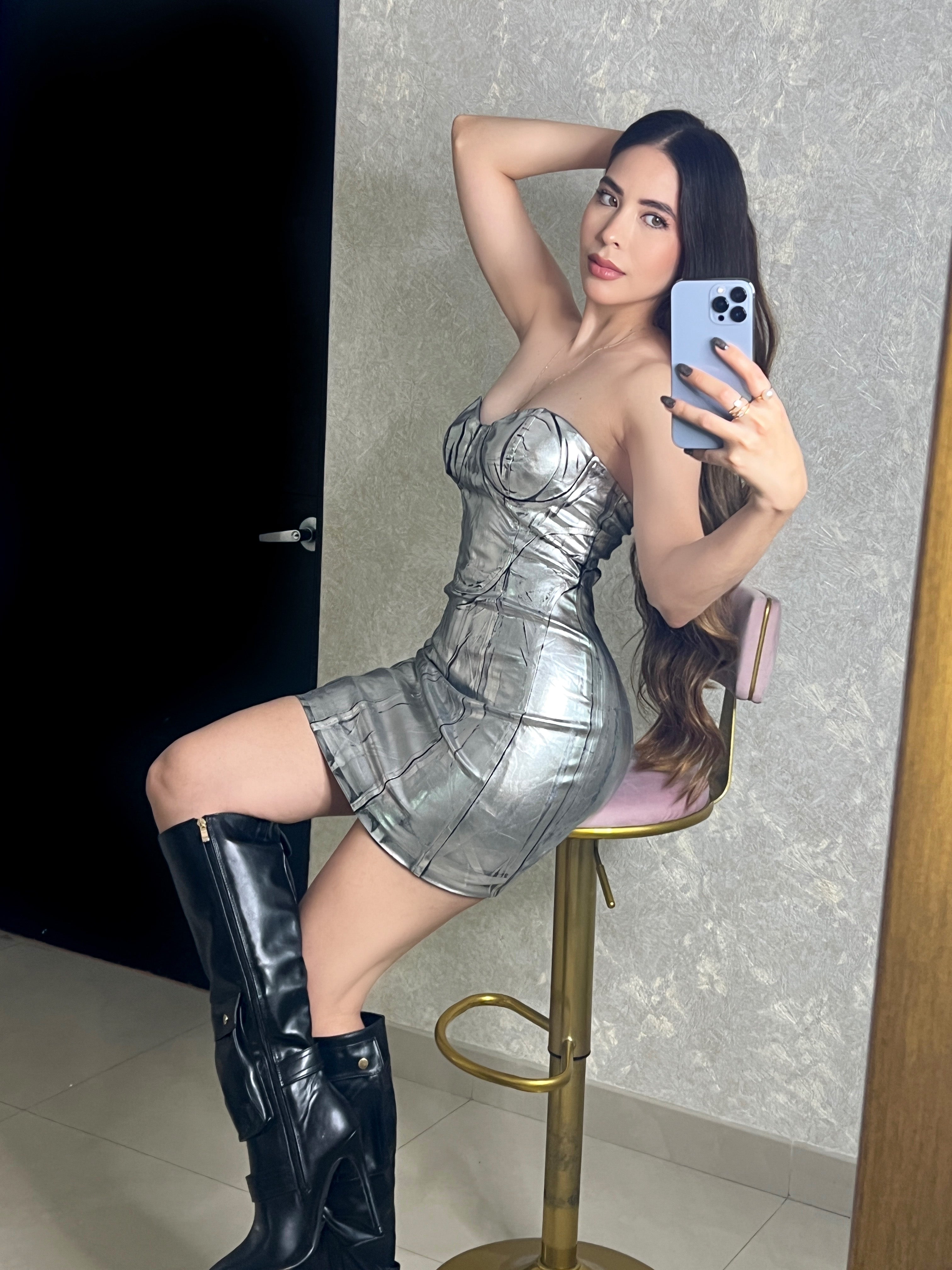 VESTIDO PLATEADO CON GORRO