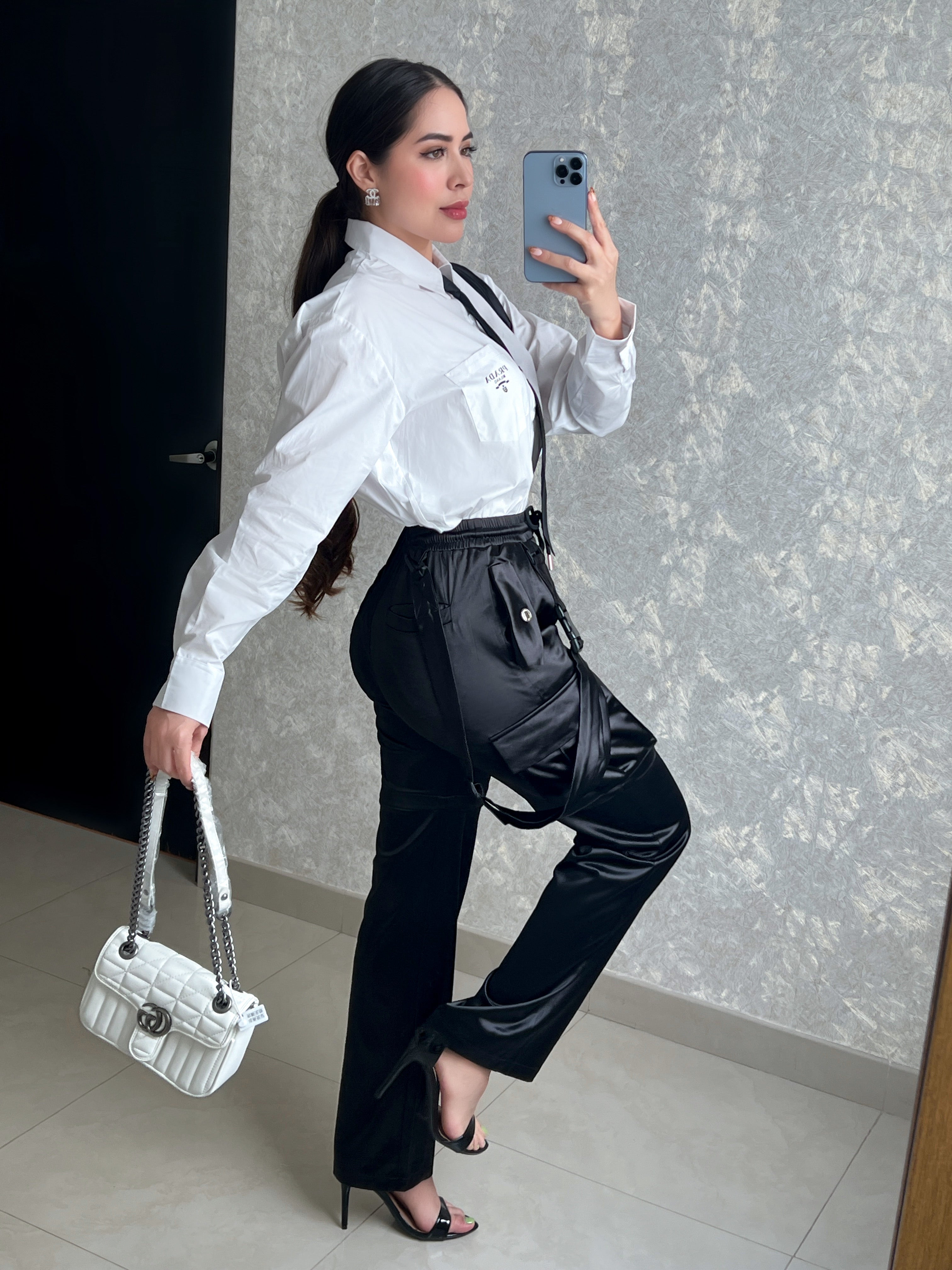 PANTALÓN NEGRO SATINADO CON TIRANTES