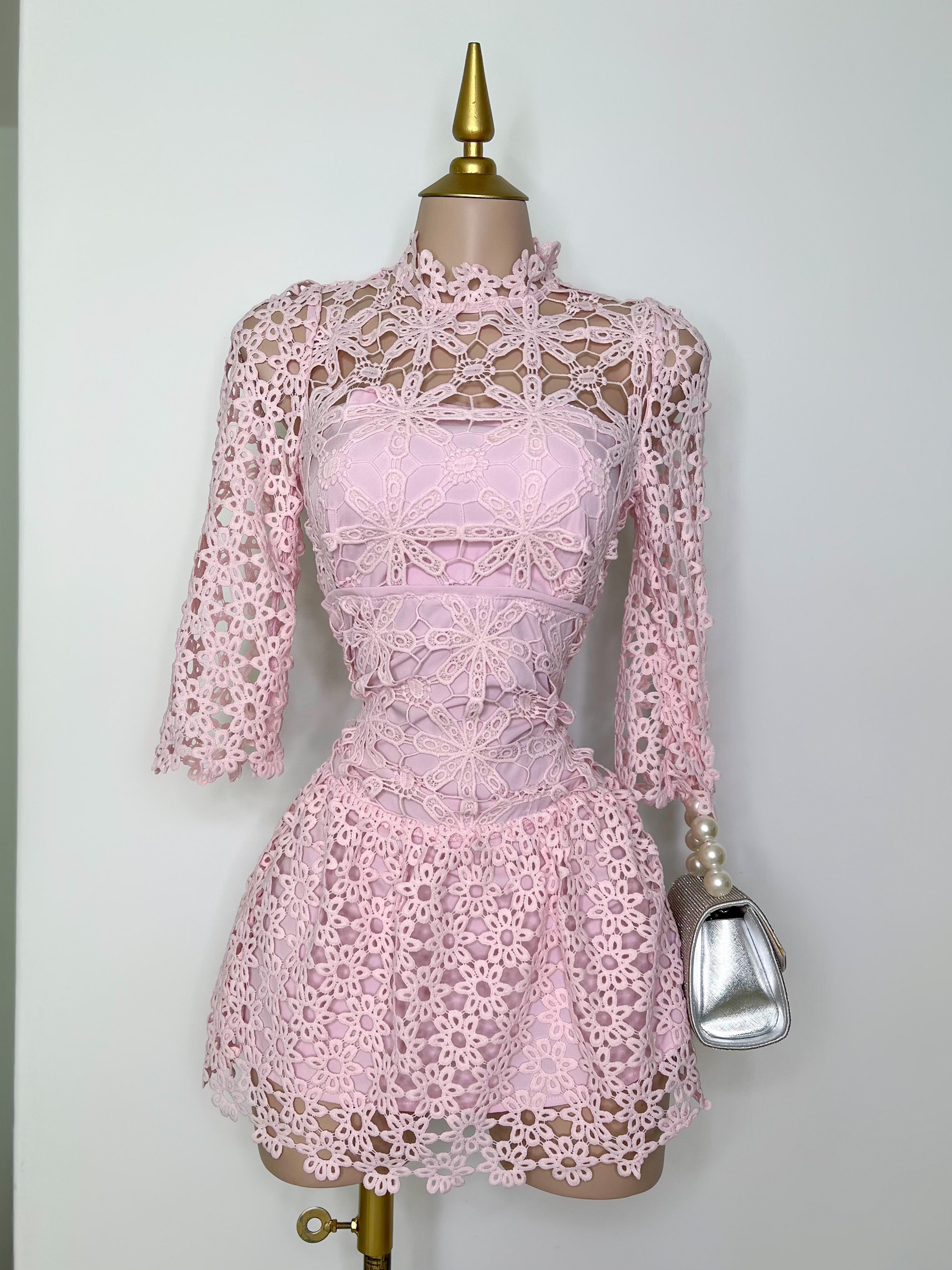 VESTIDO ROSA CON ENCAJE