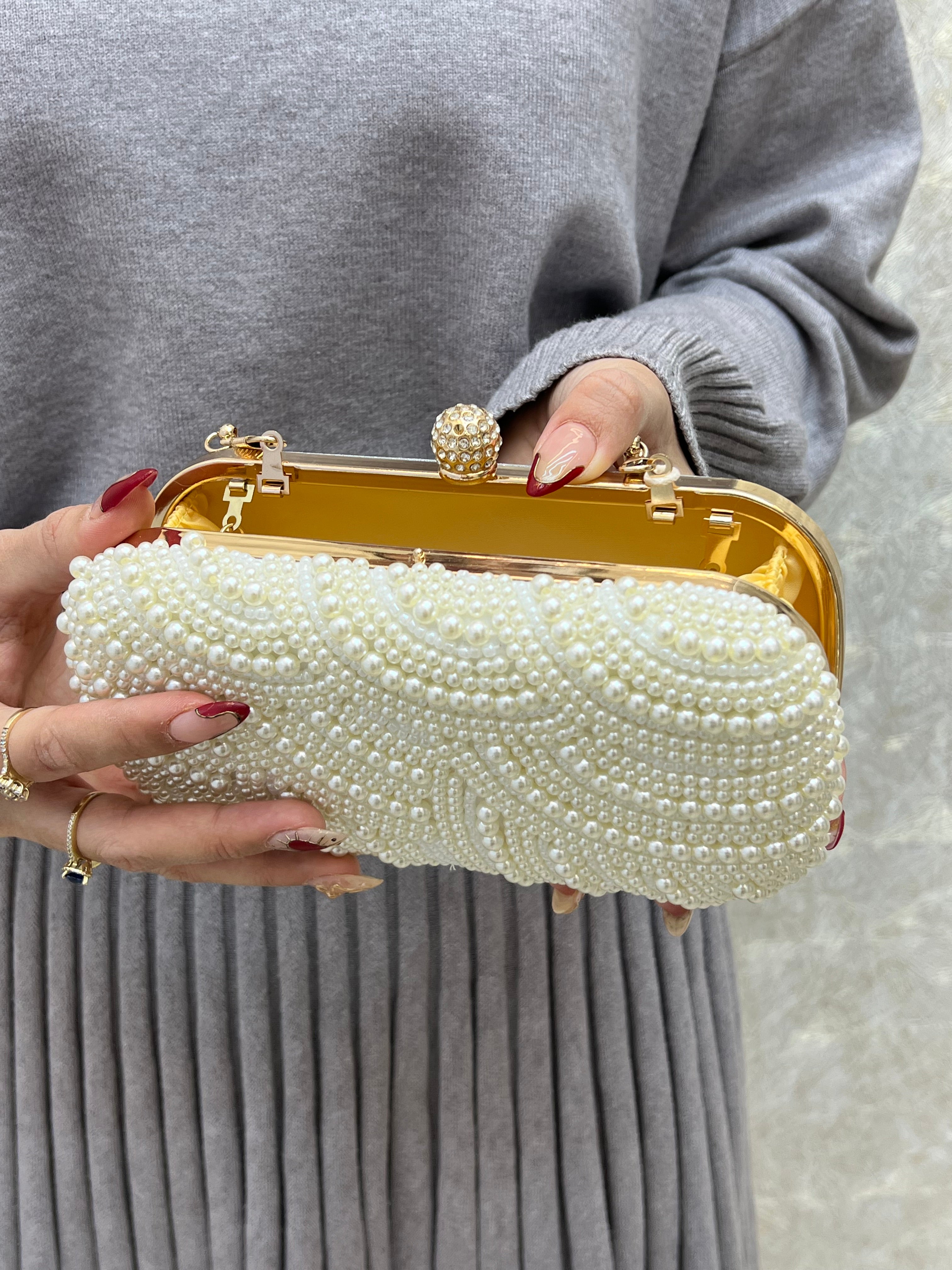 BOLSO RIGIDO CON PERLAS BLANCO