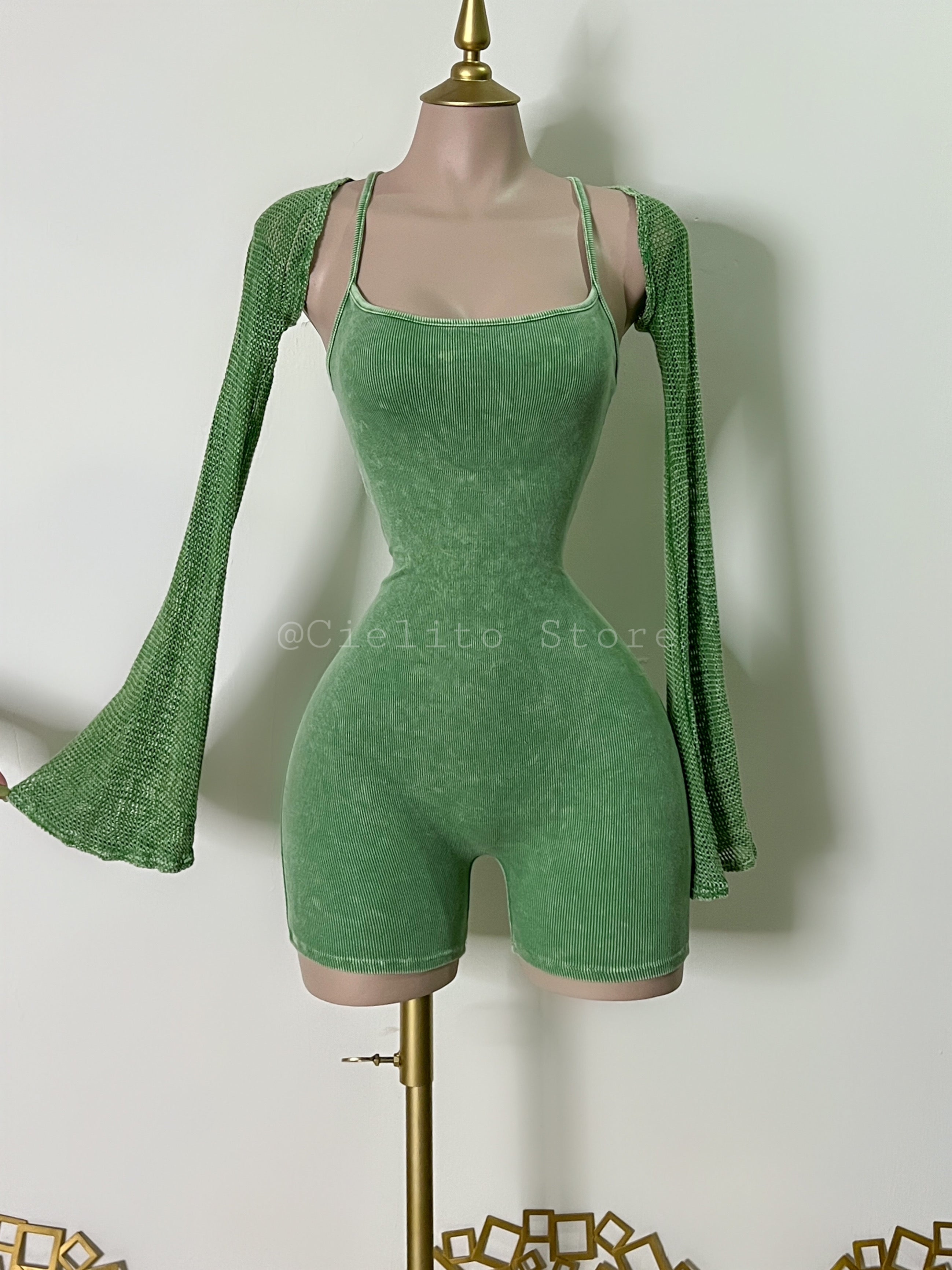 MONO CORTO VERDE CON MANGAS DE RED