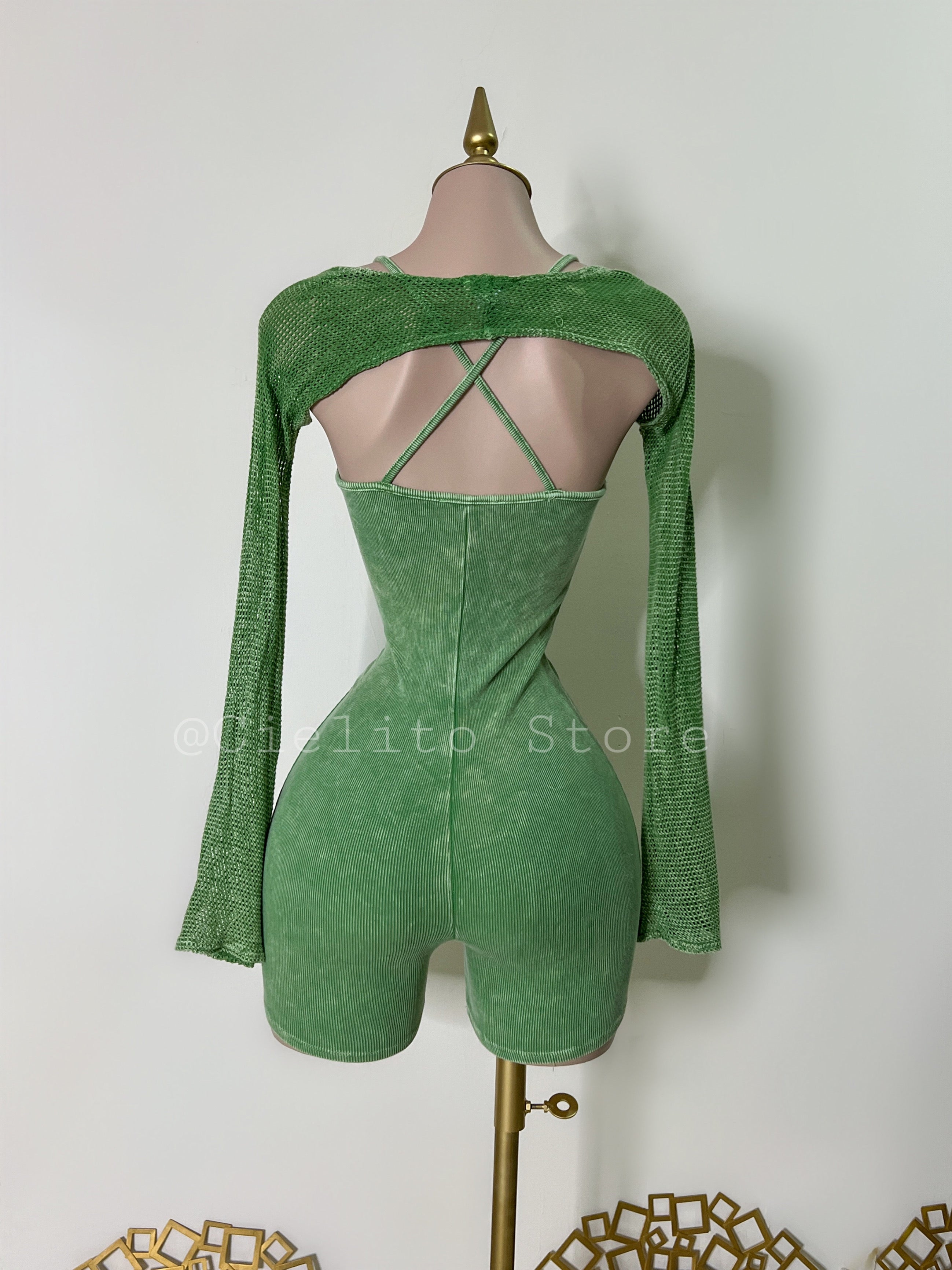 MONO CORTO VERDE CON MANGAS DE RED