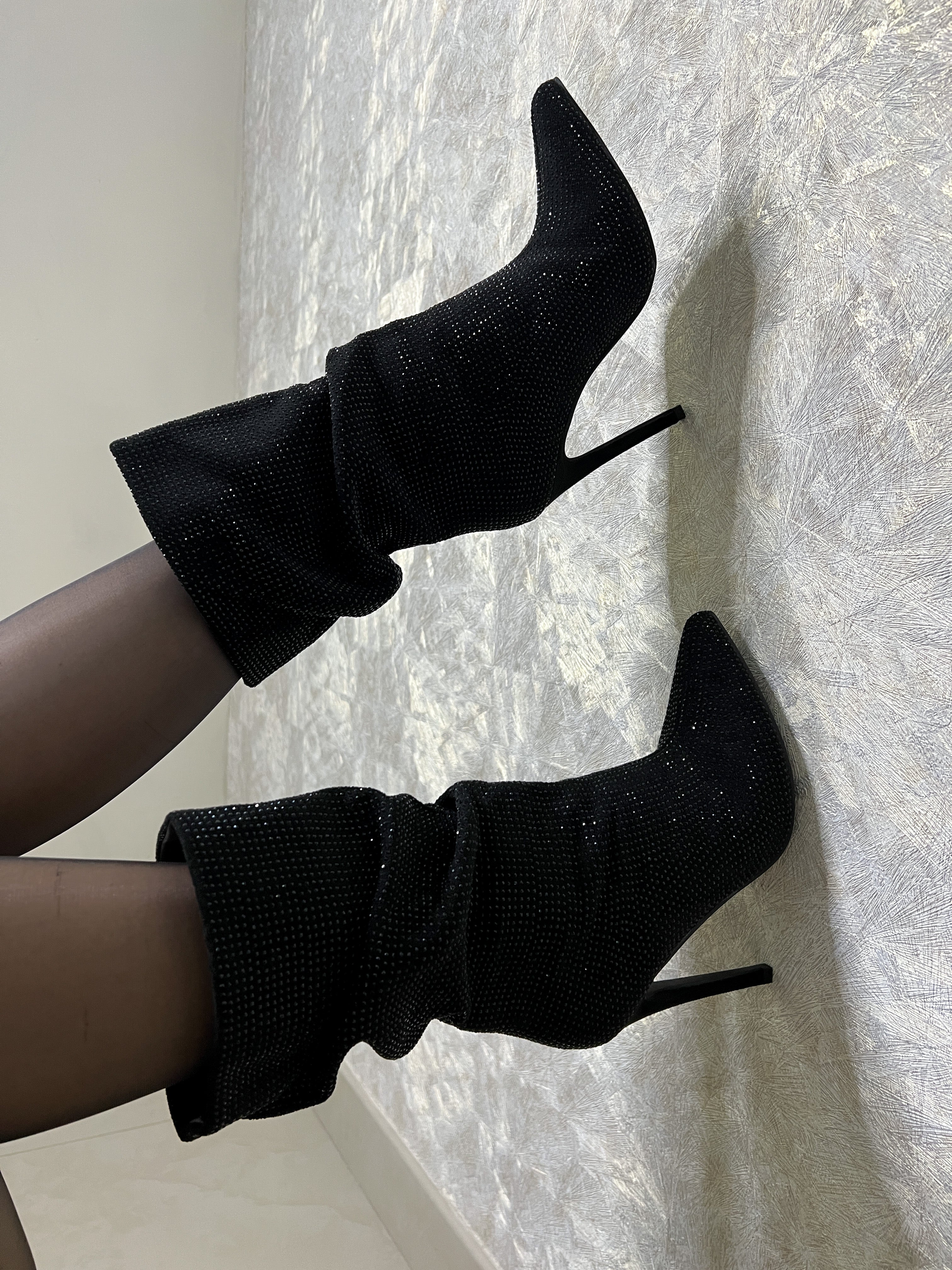 BOTAS NEGRAS CON PEDRERÍA BRILLANTE