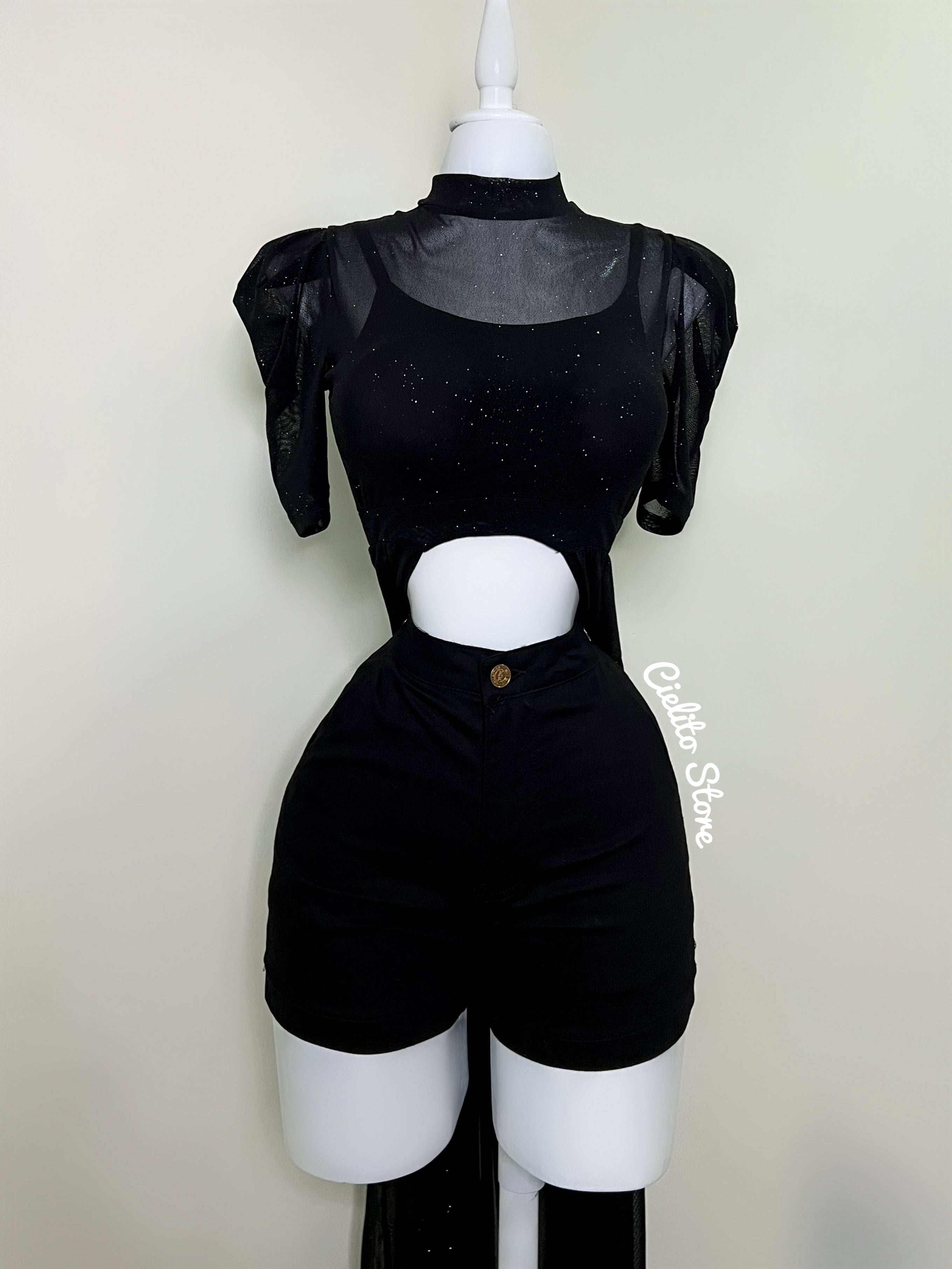 Short negro con cinturón de Cadena