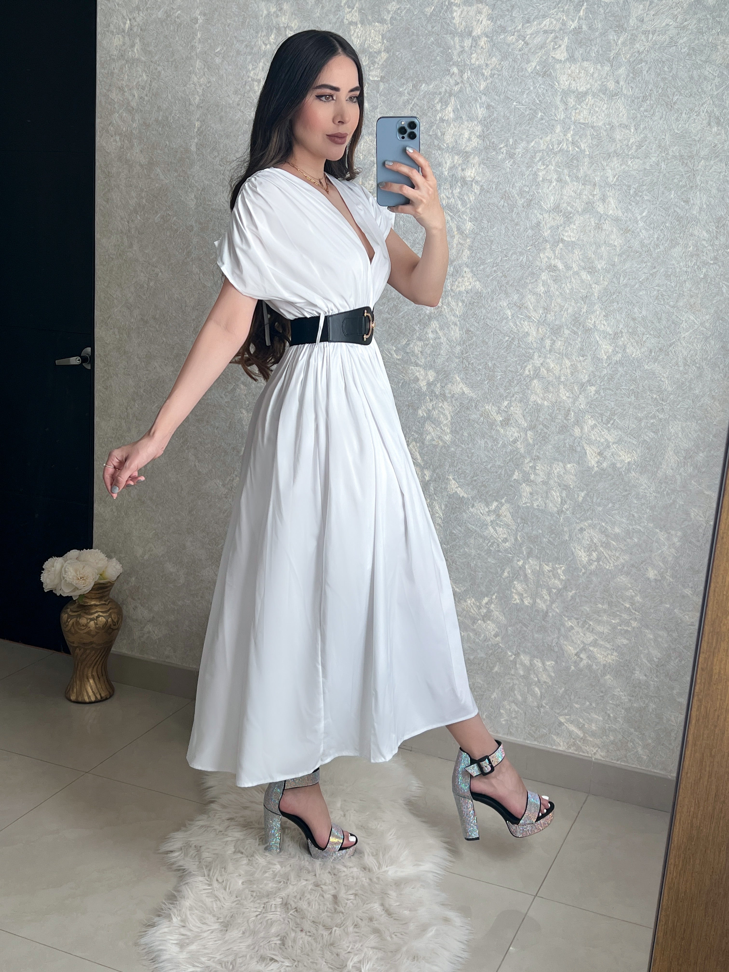 VESTIDO BLANCO CON CINTURÓN