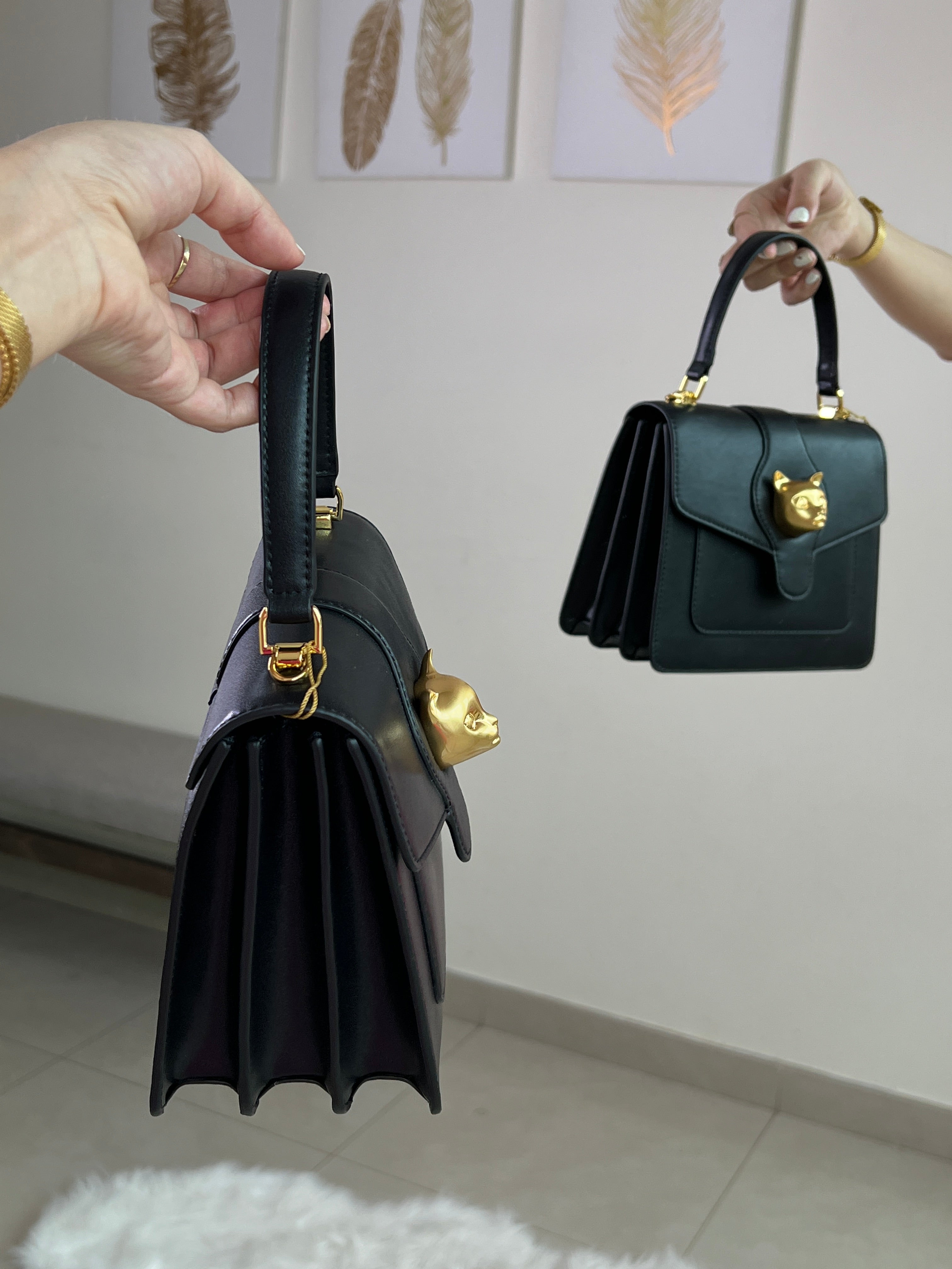 Bolso negro con detalle dorado