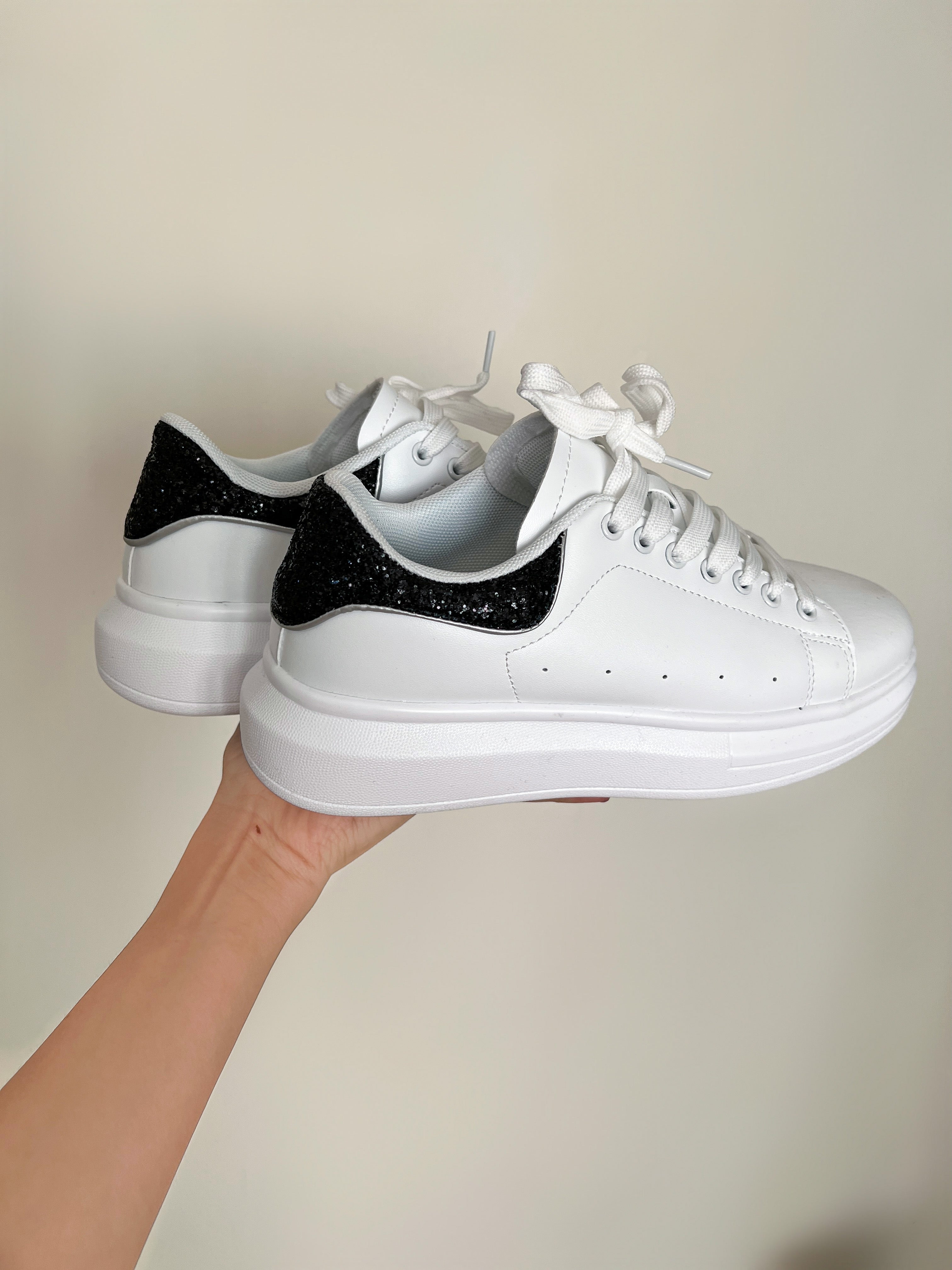 TENIS BLANCOS CON NEGRO