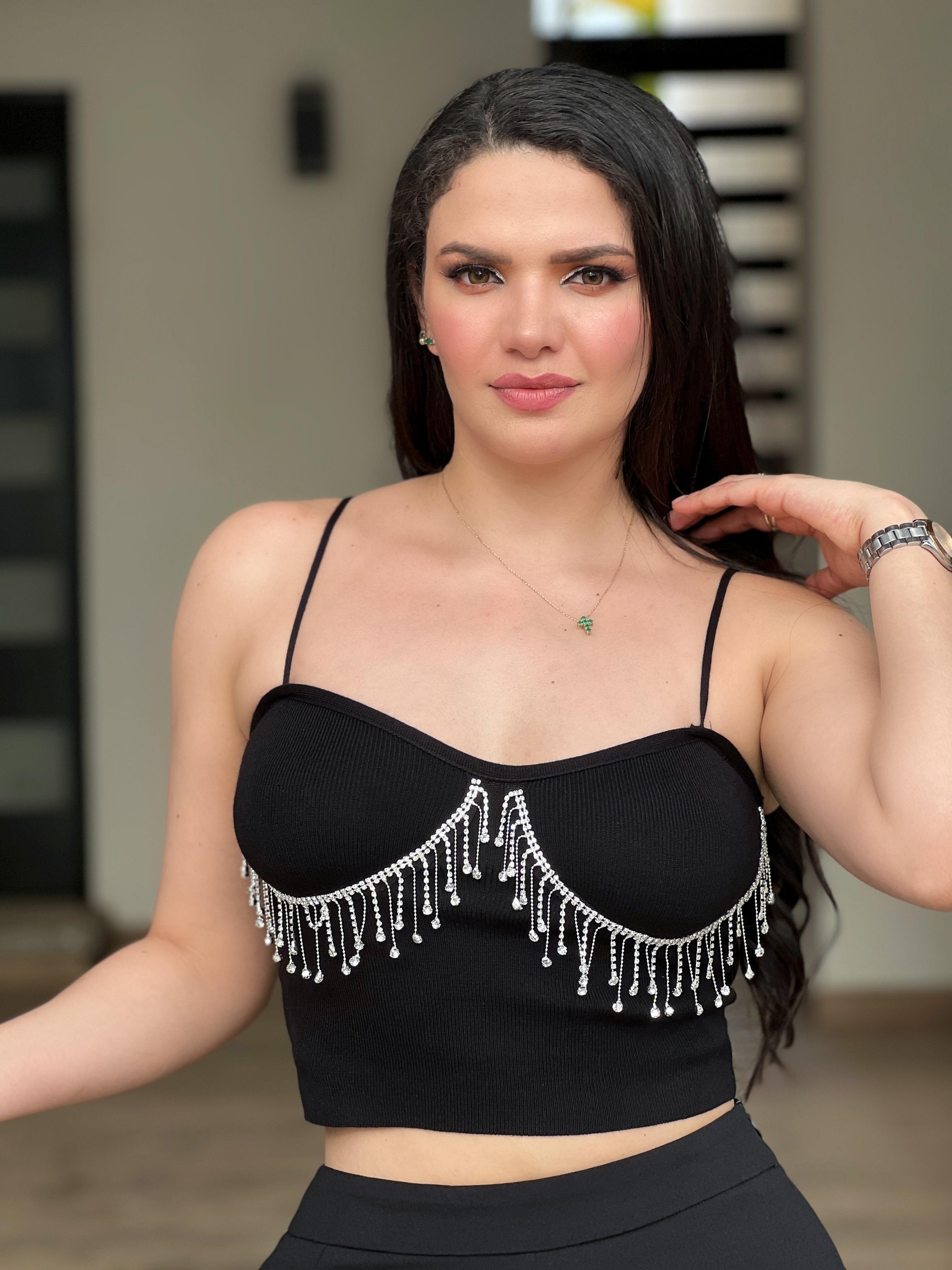 BLUSA NEGRA CON PEDRERÍA