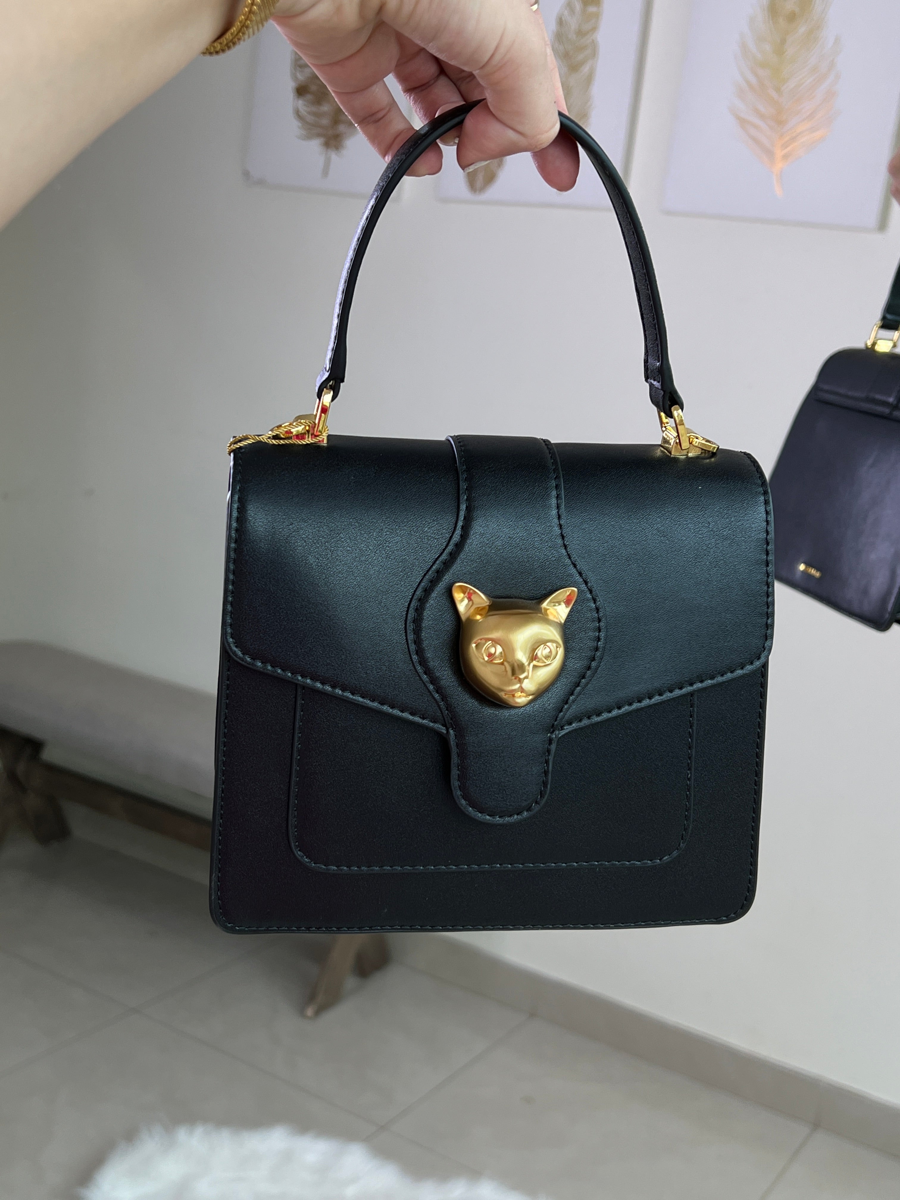 Bolso negro con detalle dorado