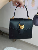 Bolso negro con detalle dorado