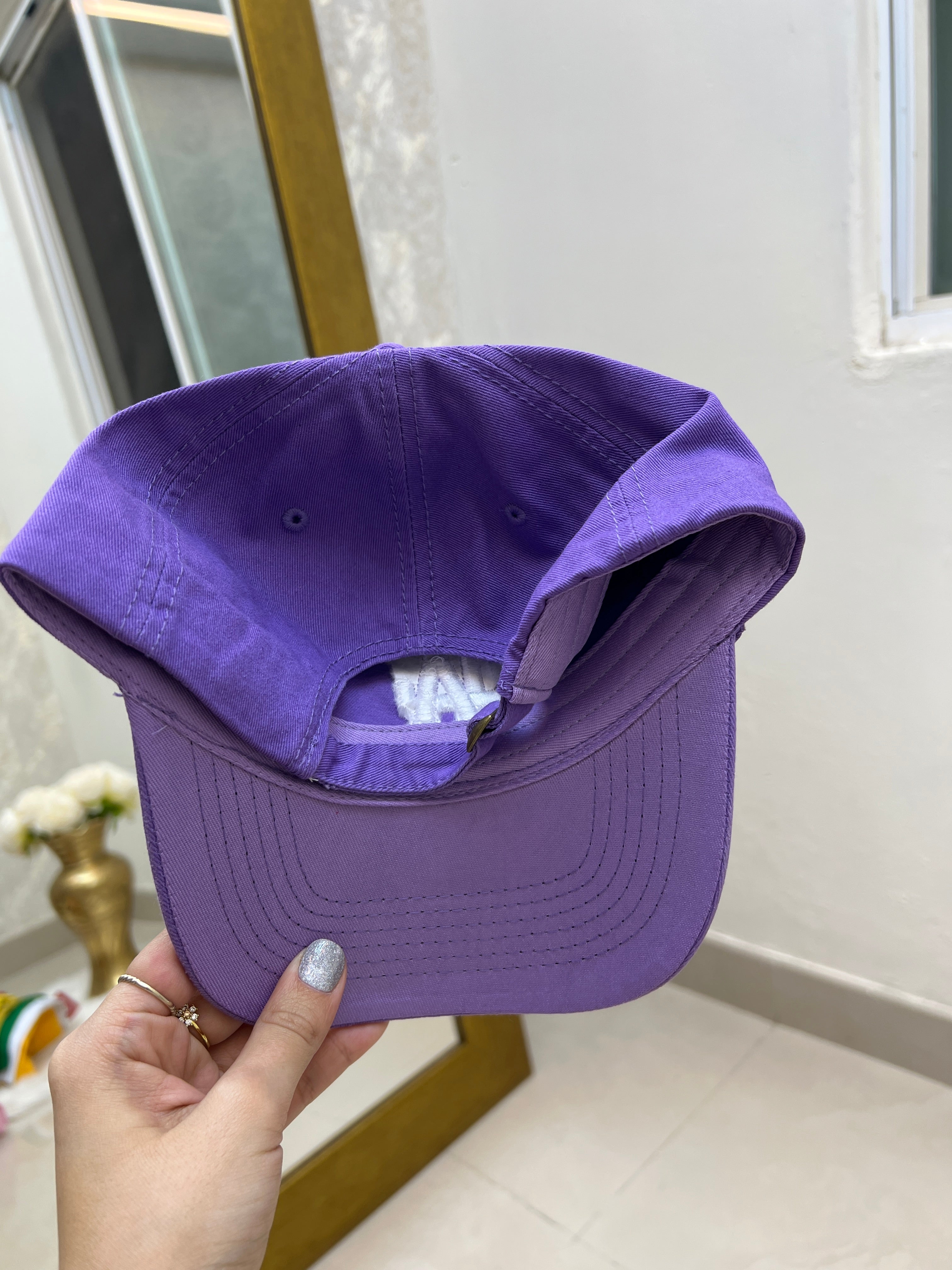 GORRA MORADA LA