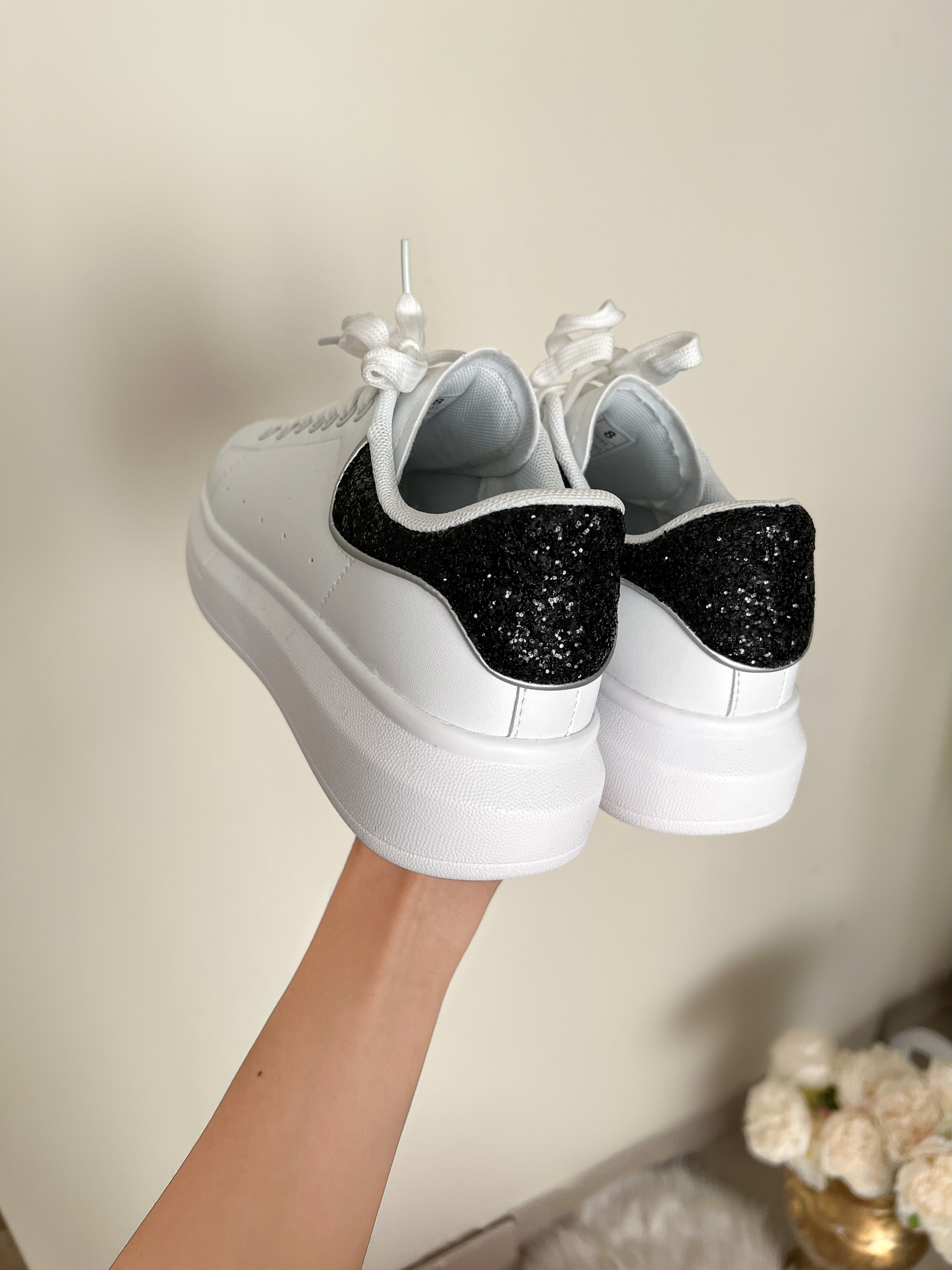 TENIS BLANCOS CON NEGRO