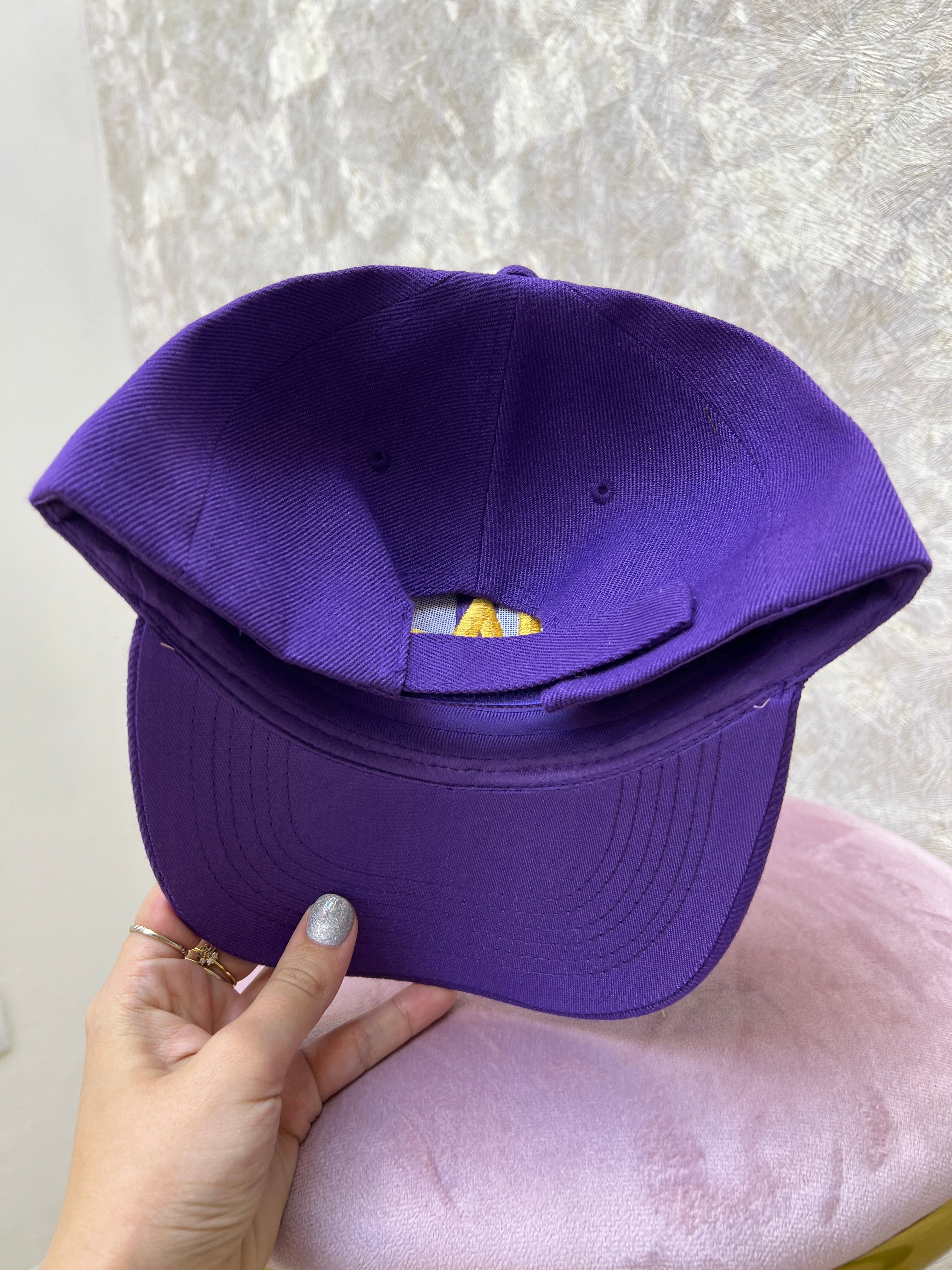GORRA MORADA CON LA AMARILLO