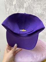 GORRA MORADA CON LA AMARILLO