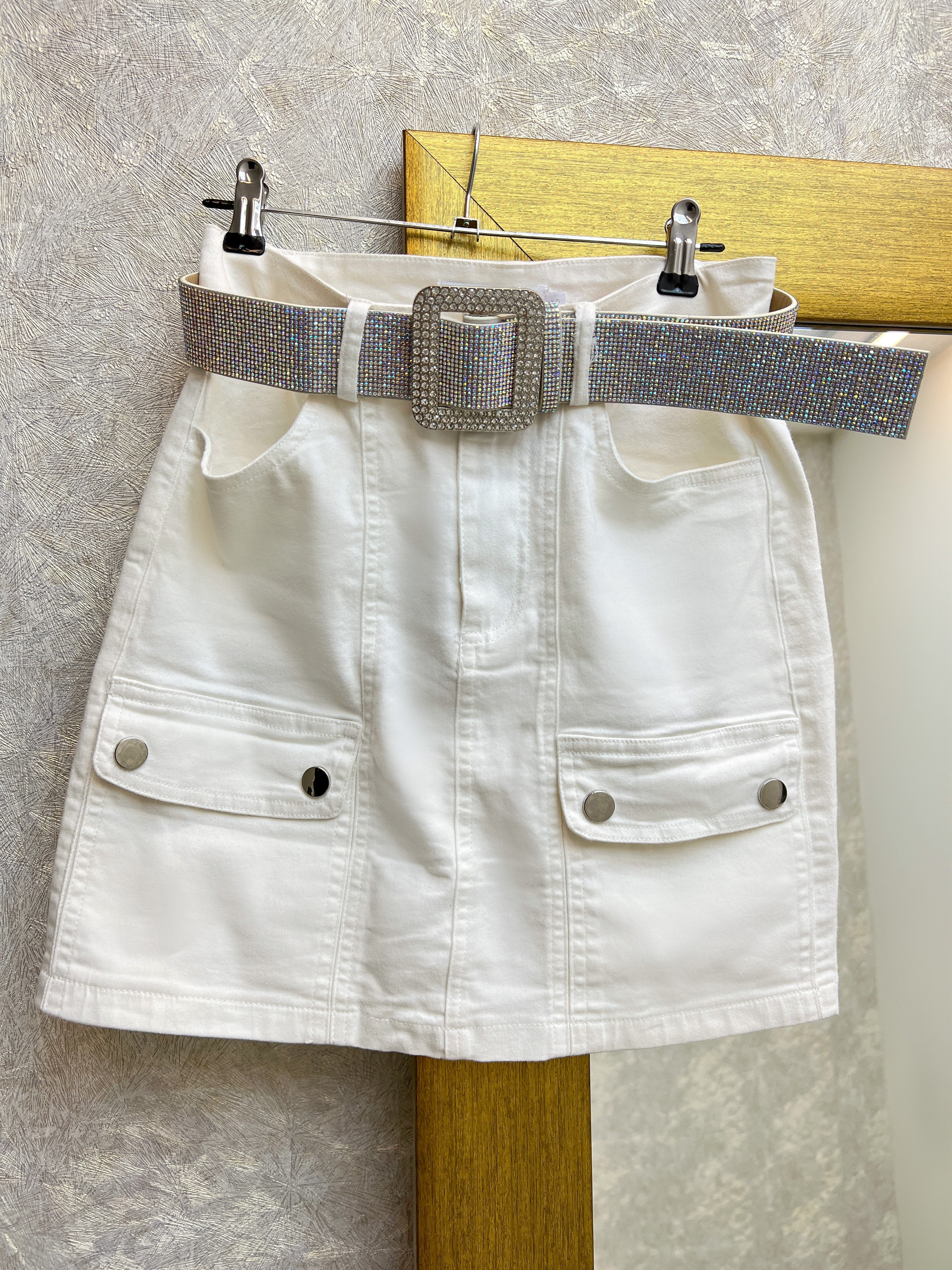 FALDA BLANCA CON CINTURÓN