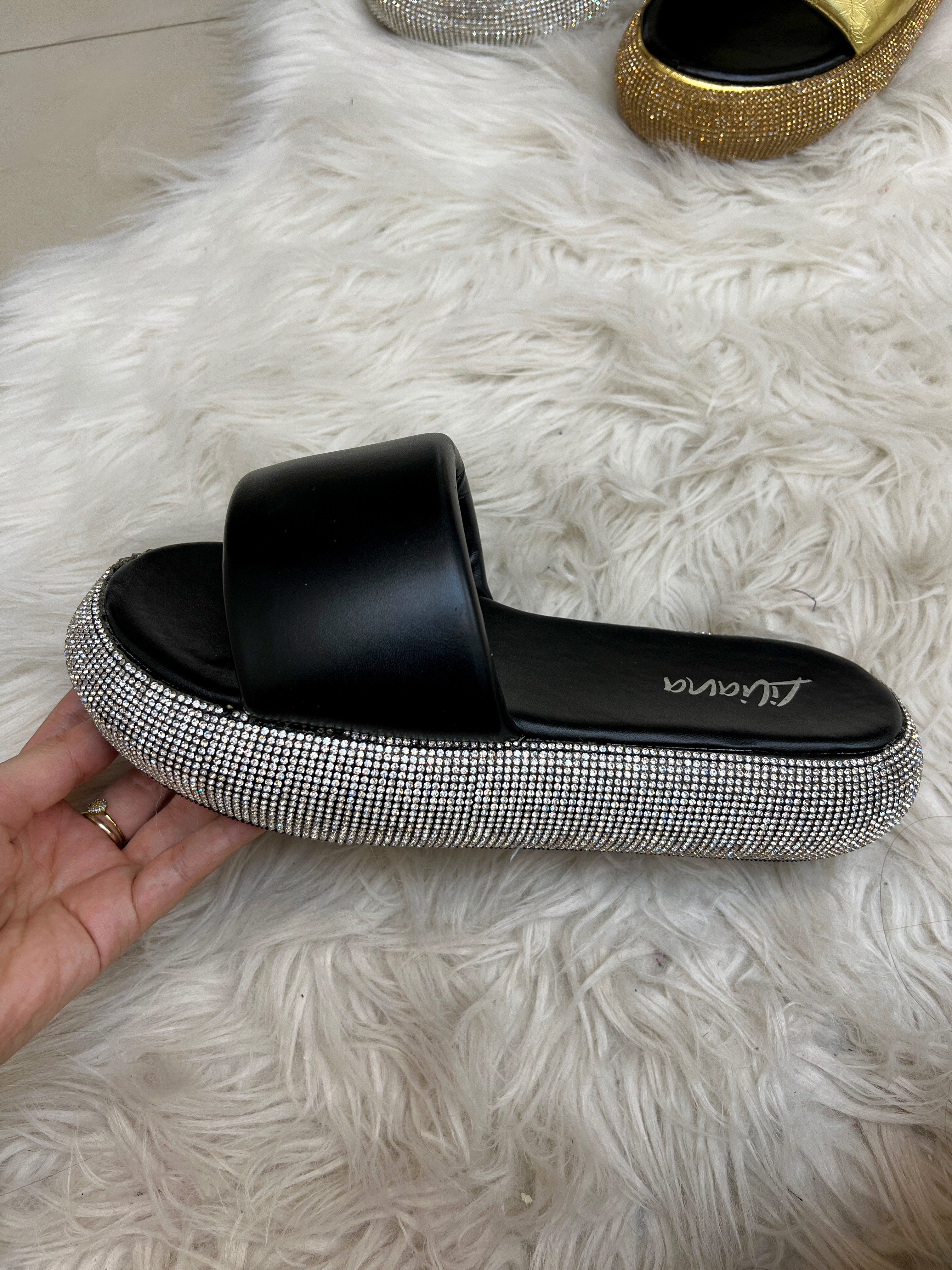 SANDALIA CON PLATAFORMA DE PEDRERÍA NEGRA