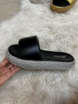 SANDALIA CON PLATAFORMA DE PEDRERÍA NEGRA