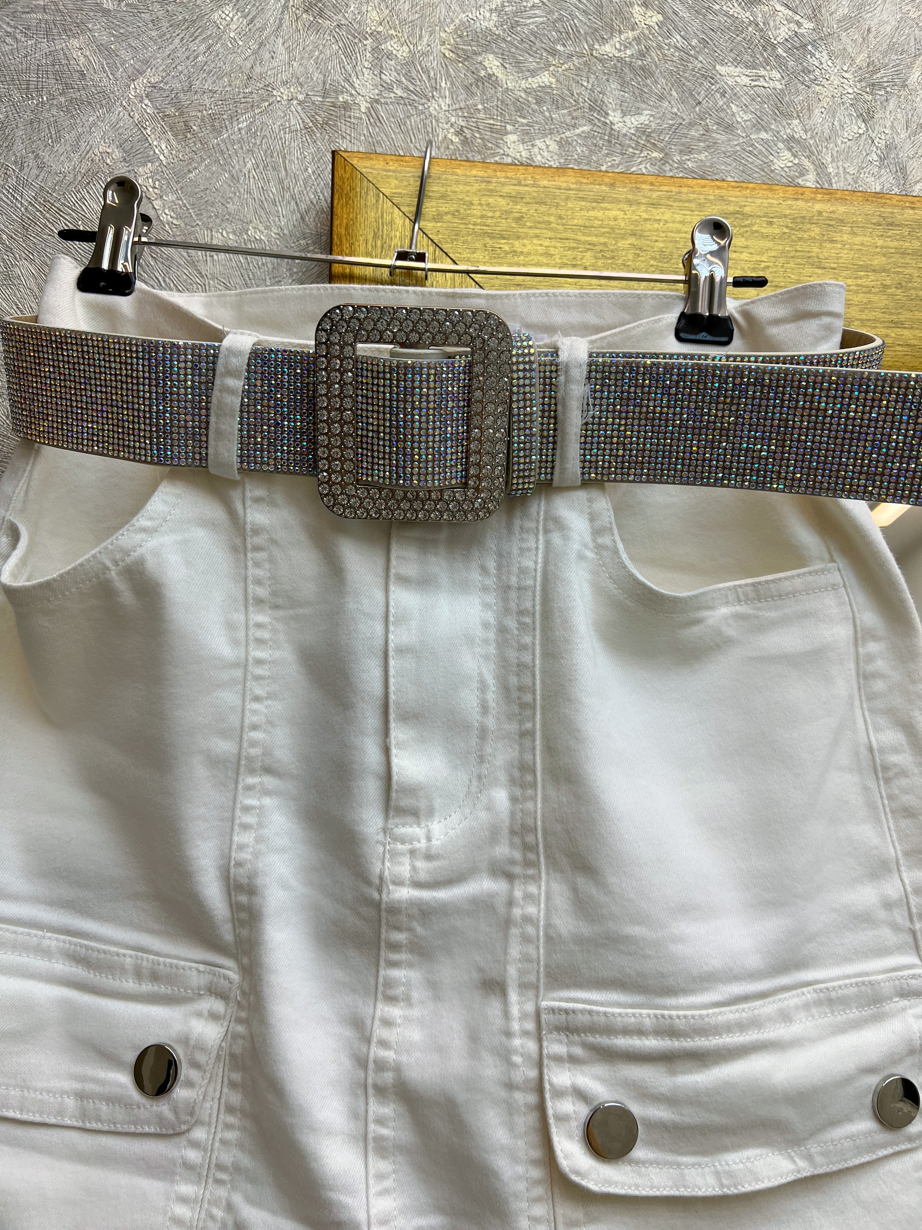 FALDA BLANCA CON CINTURÓN