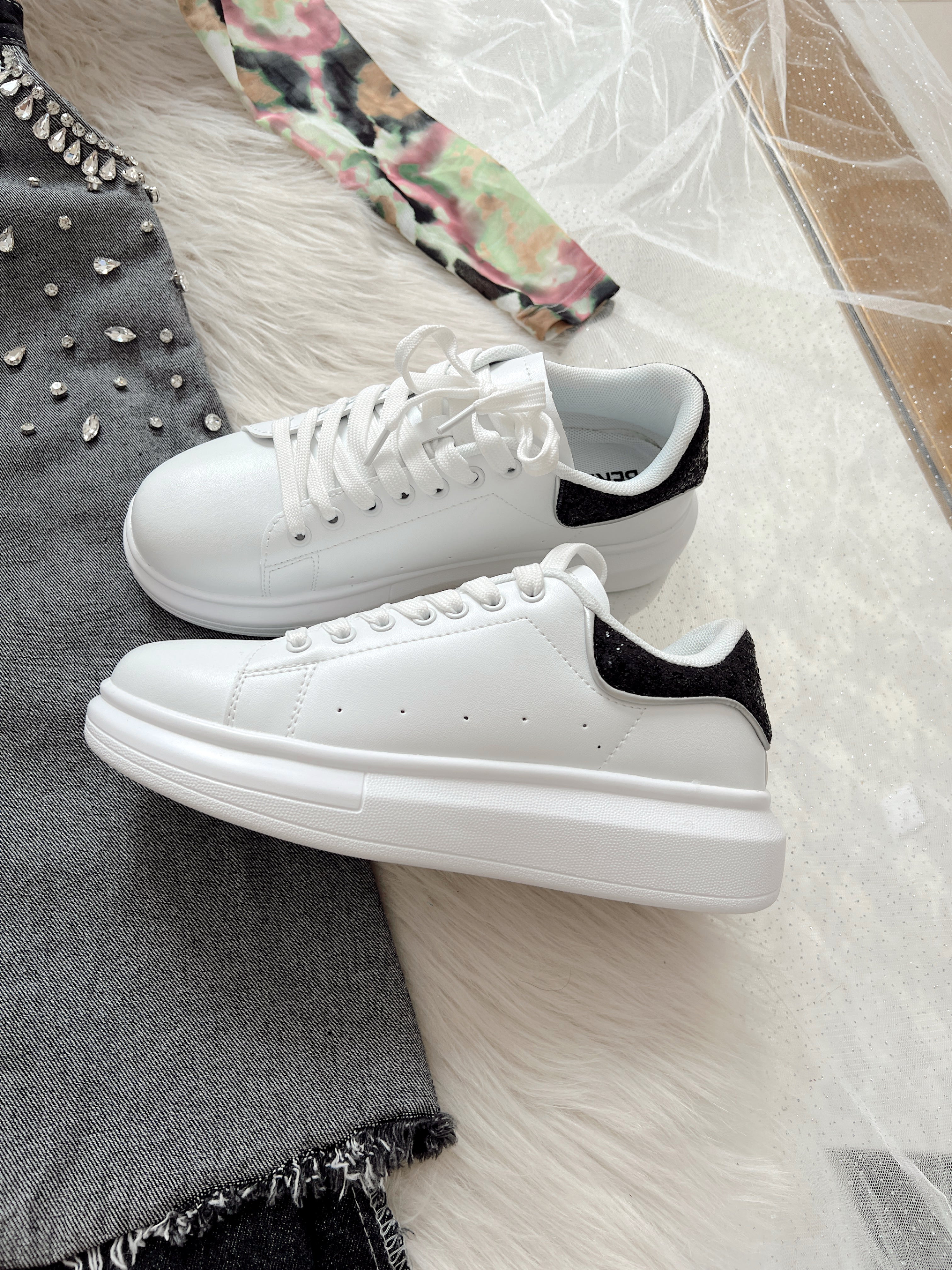 TENIS BLANCOS CON NEGRO