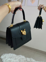 Bolso negro con detalle dorado