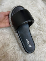 SANDALIA CON PLATAFORMA DE PEDRERÍA NEGRA